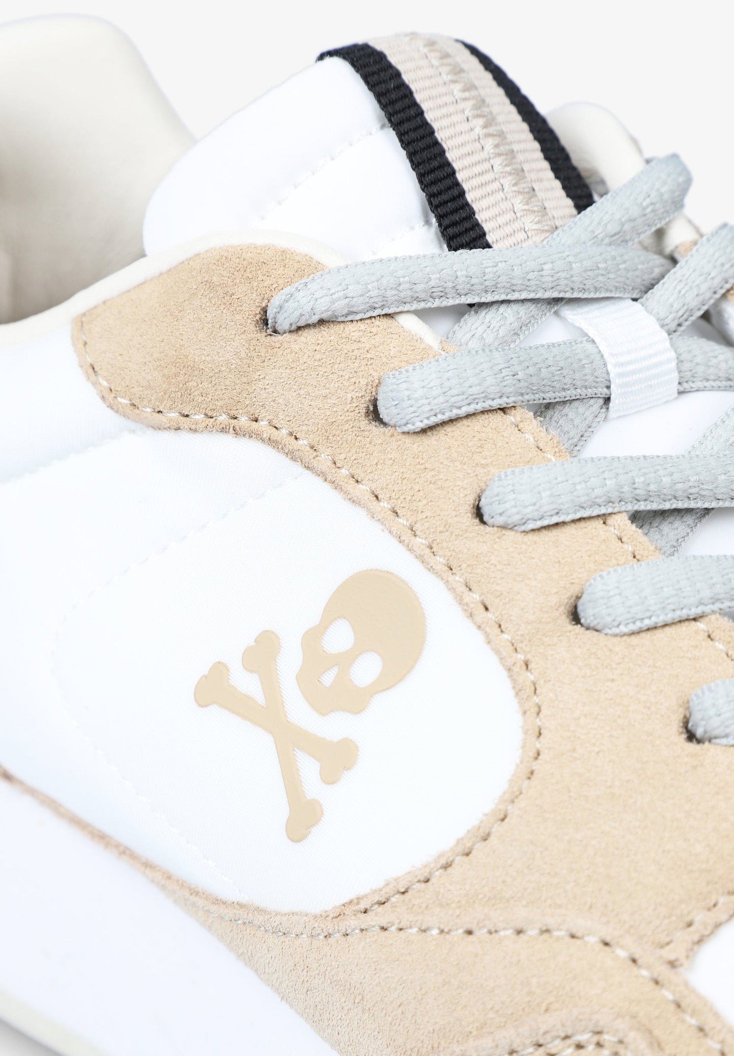 SNEAKERS METALIZADA SUELA PRONUNCIADA