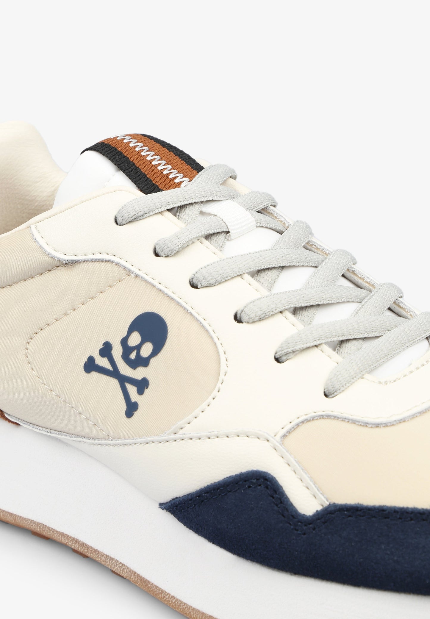 SNEAKERS METALIZADAS SUELA PRONUNCIADA