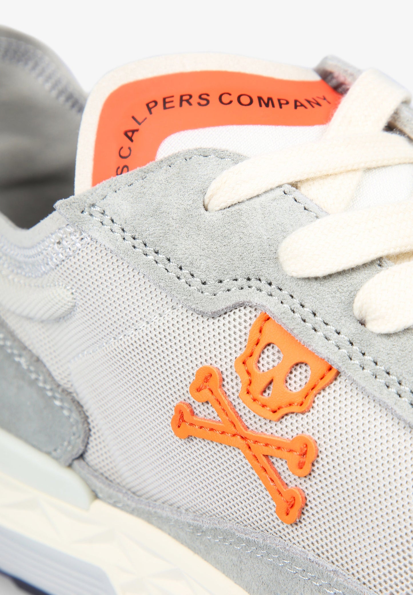 SNEAKERS CALAVERA DETALLES FLÚOR