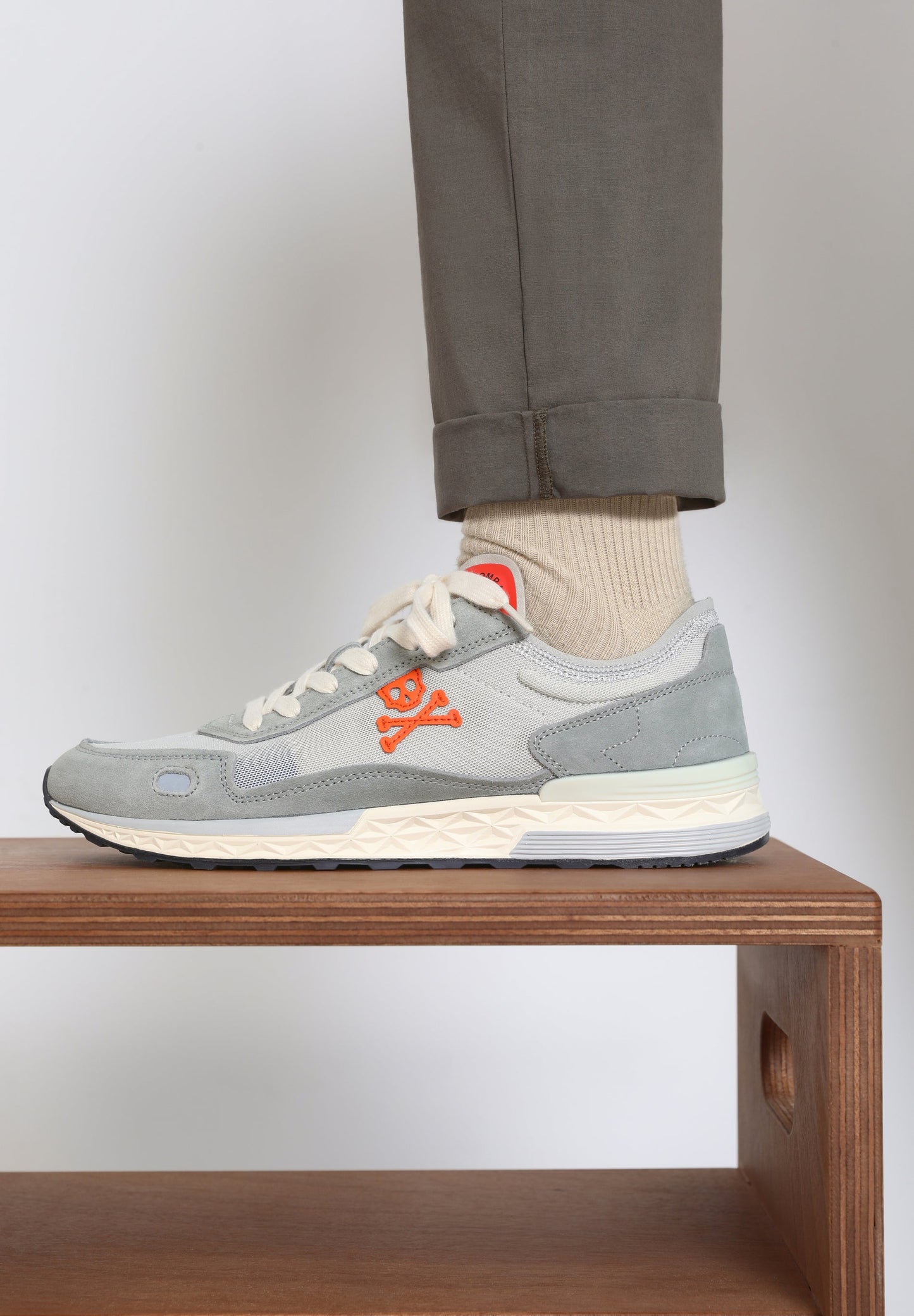 SNEAKERS CALAVERA DETALLES FLÚOR