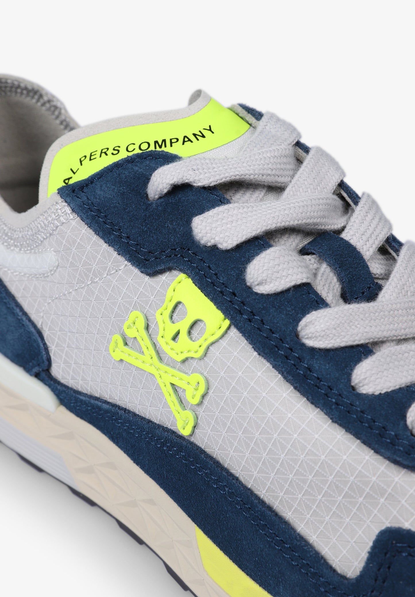 SNEAKERS CALAVERA DETALLES FLÚOR