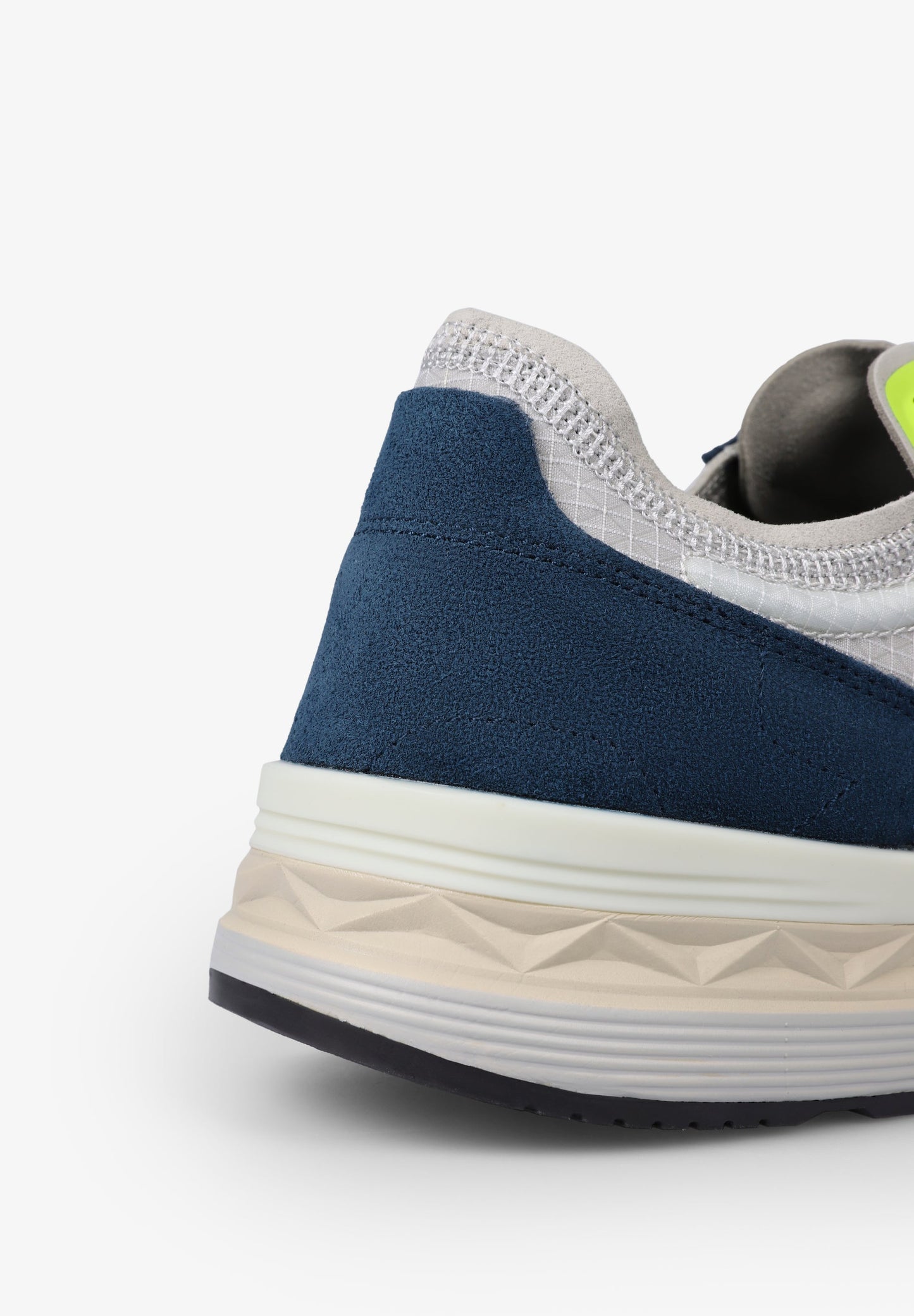 SNEAKERS CALAVERA DETALLES FLÚOR