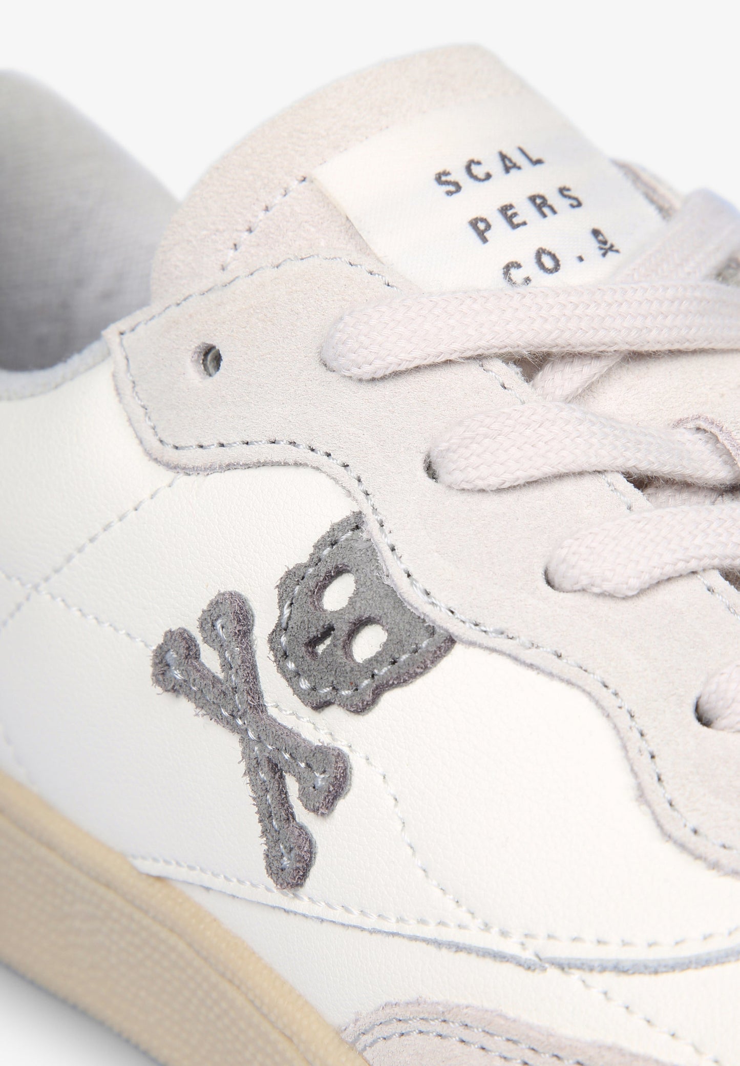 SNEAKERS DETALLE TALÓN