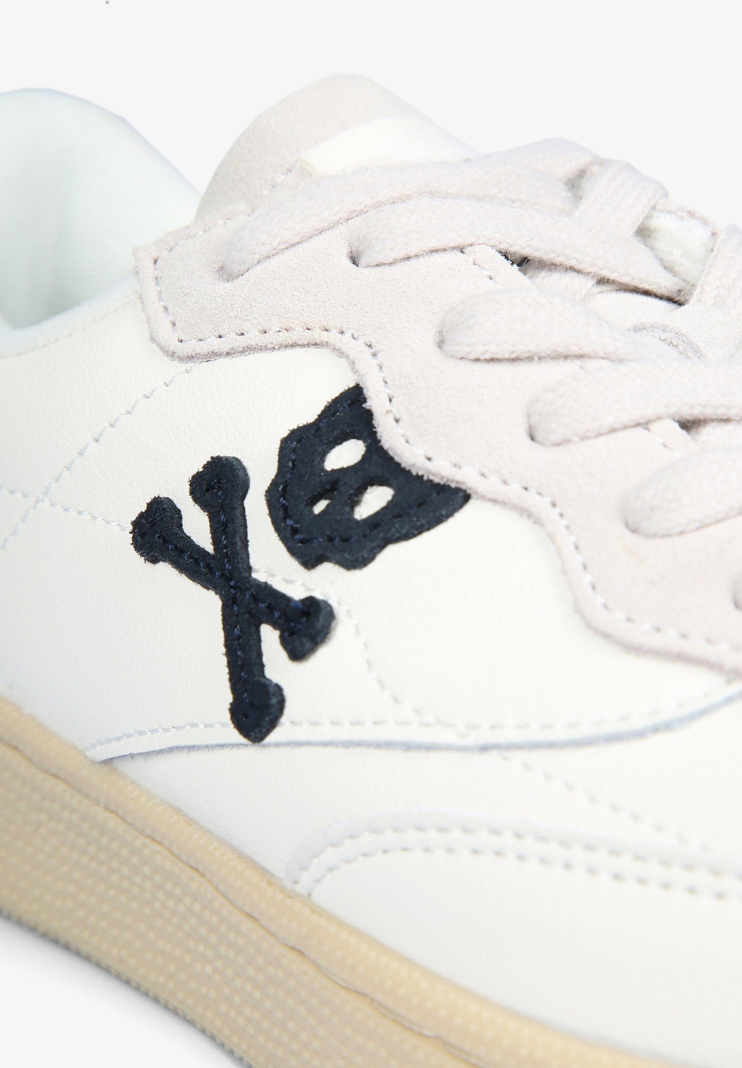 SNEAKERS DETALLE TALÓN