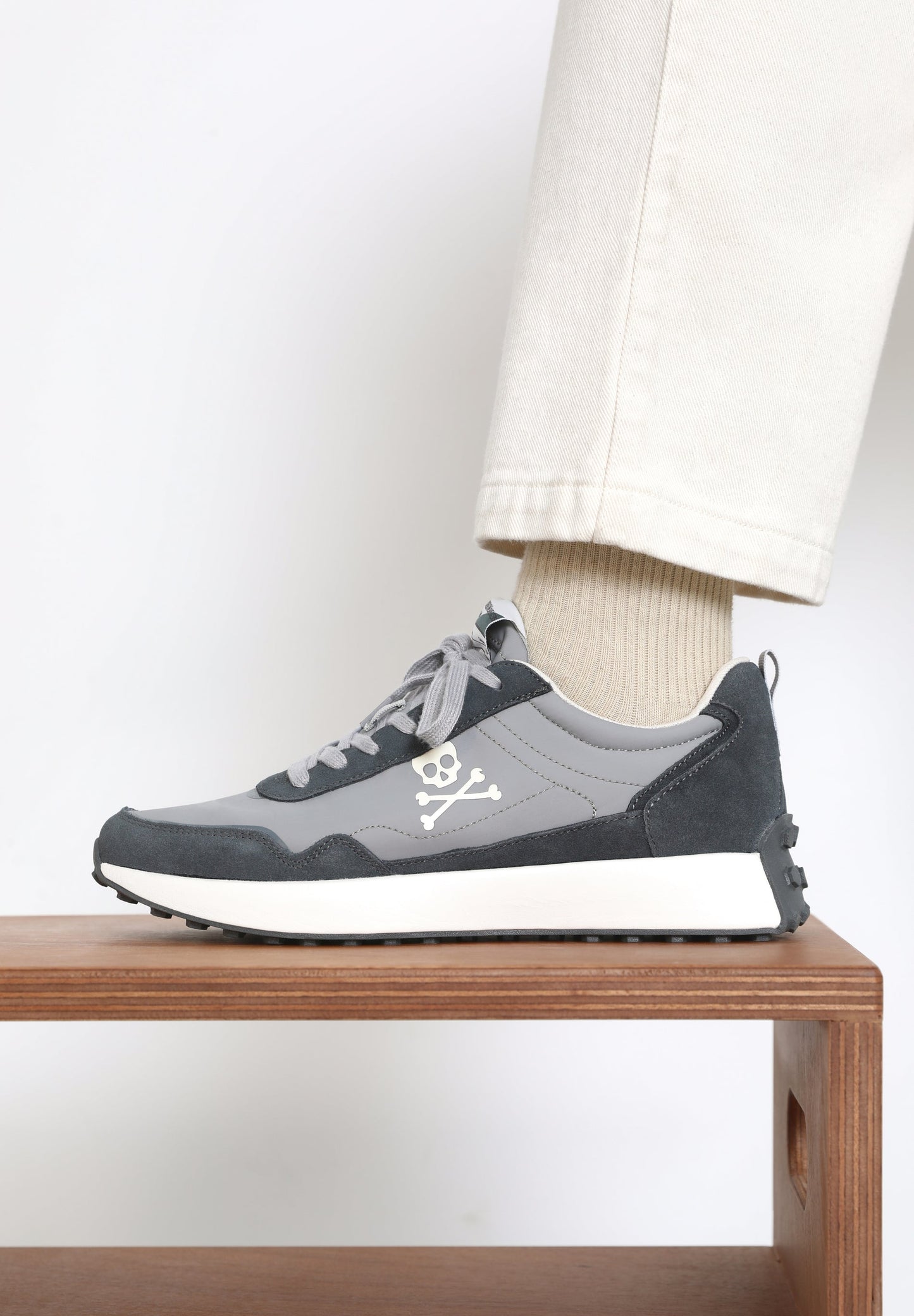 SNEAKERS SUELA DENTADA