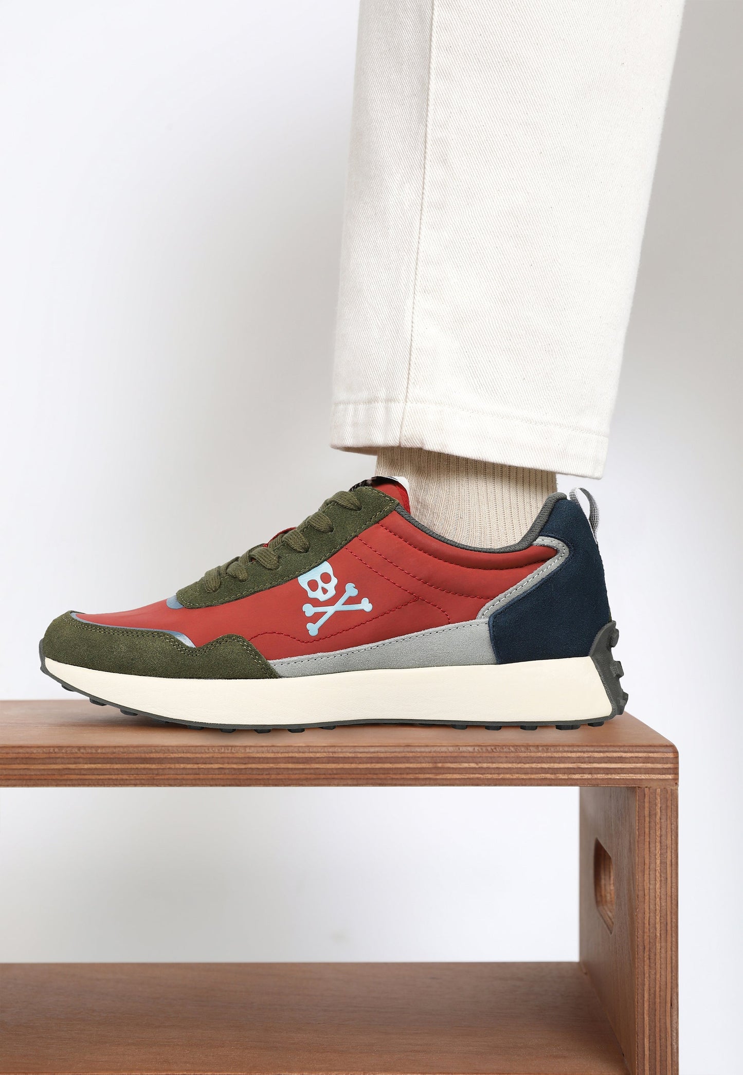 SNEAKERS SUELA DENTADA