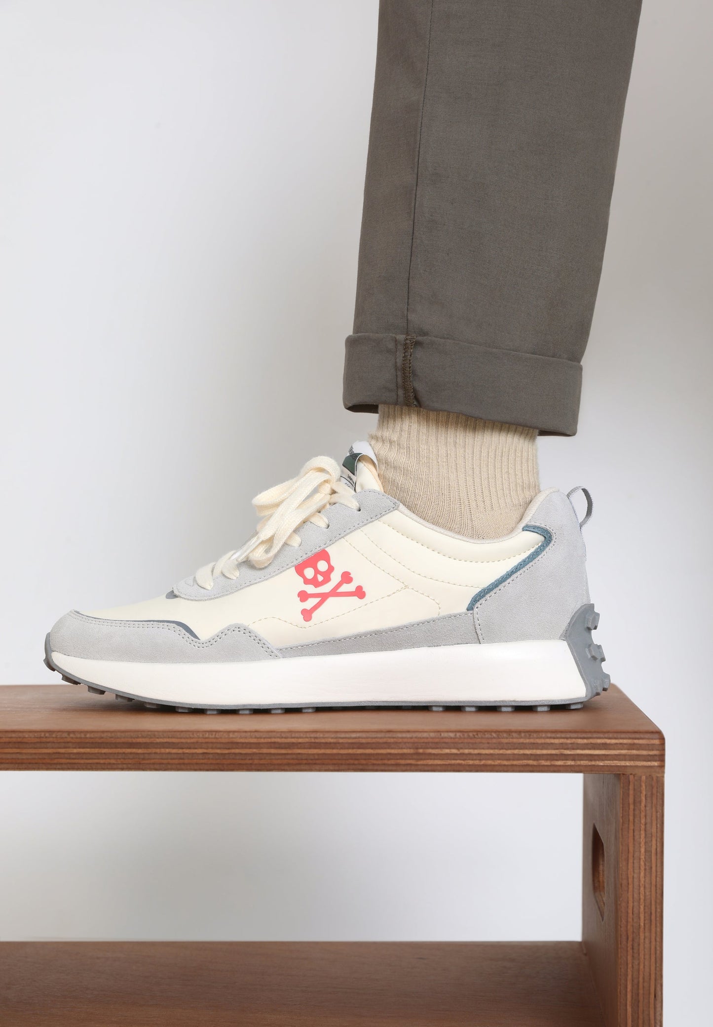 SNEAKERS SUELA DENTADA