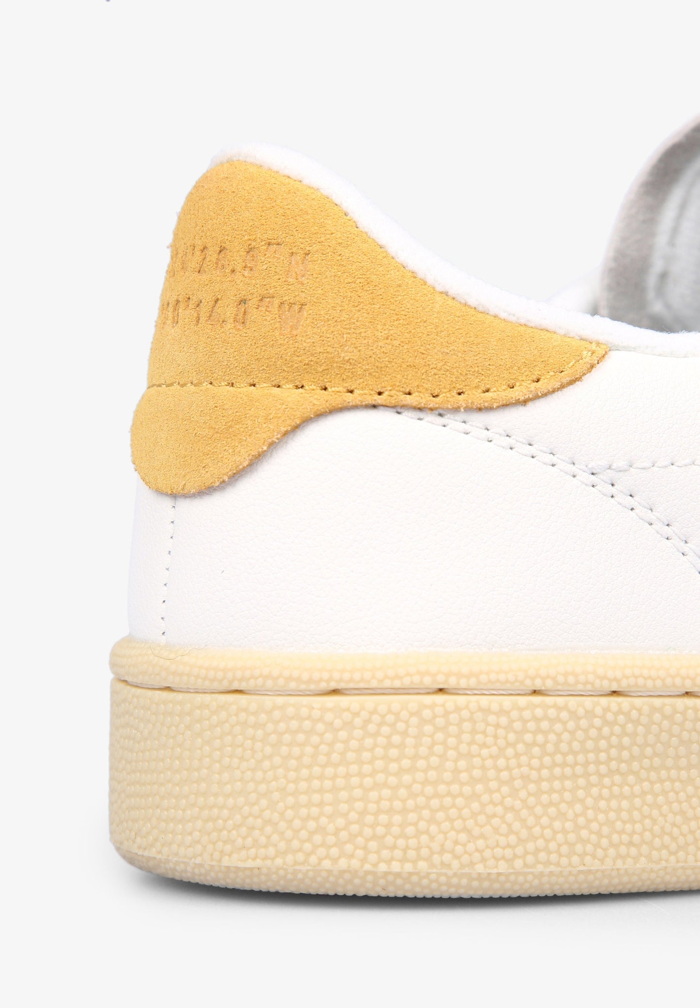 SNEAKERS DETALLE TALÓN