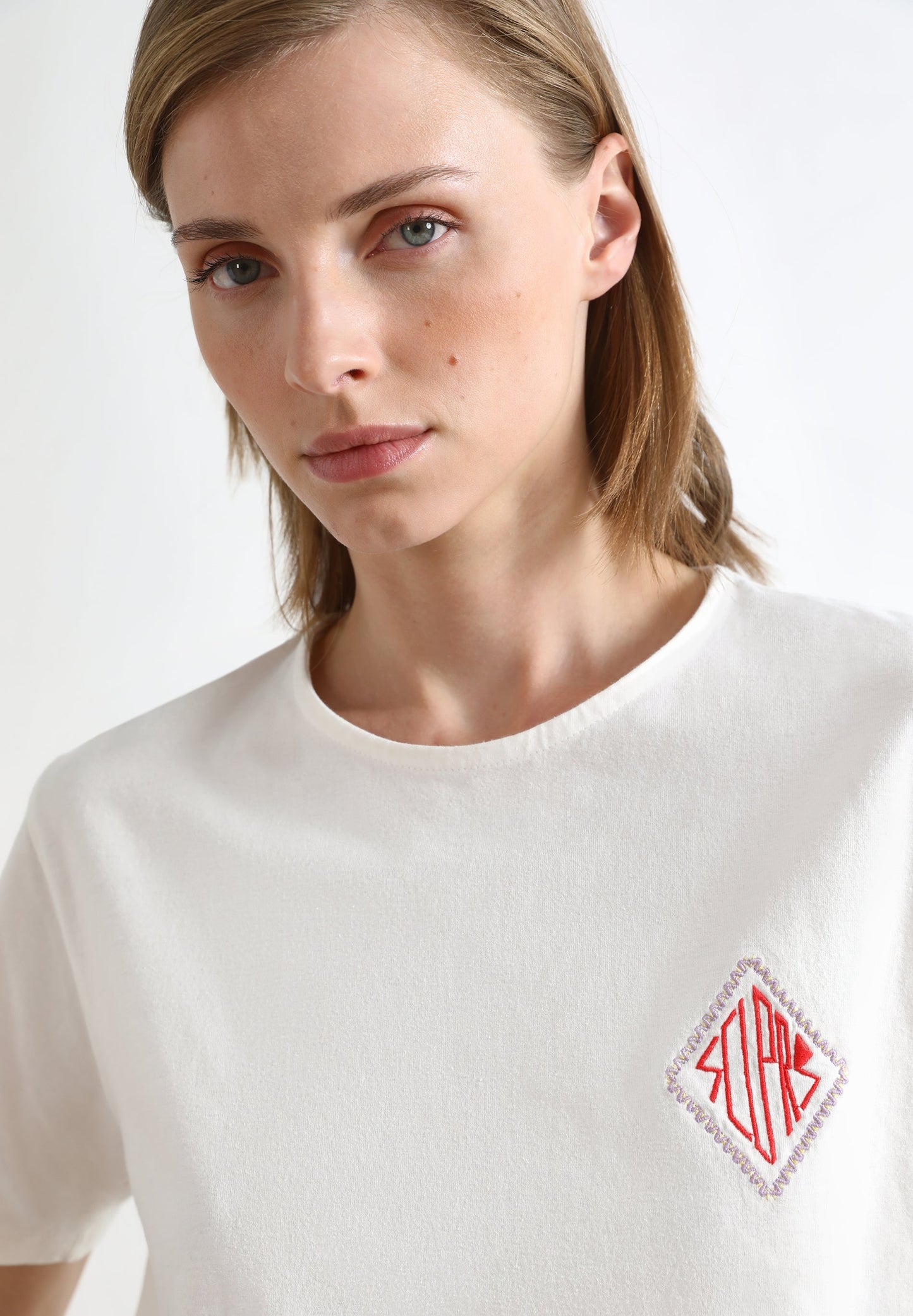 CAMISETA BORDADO PECHO