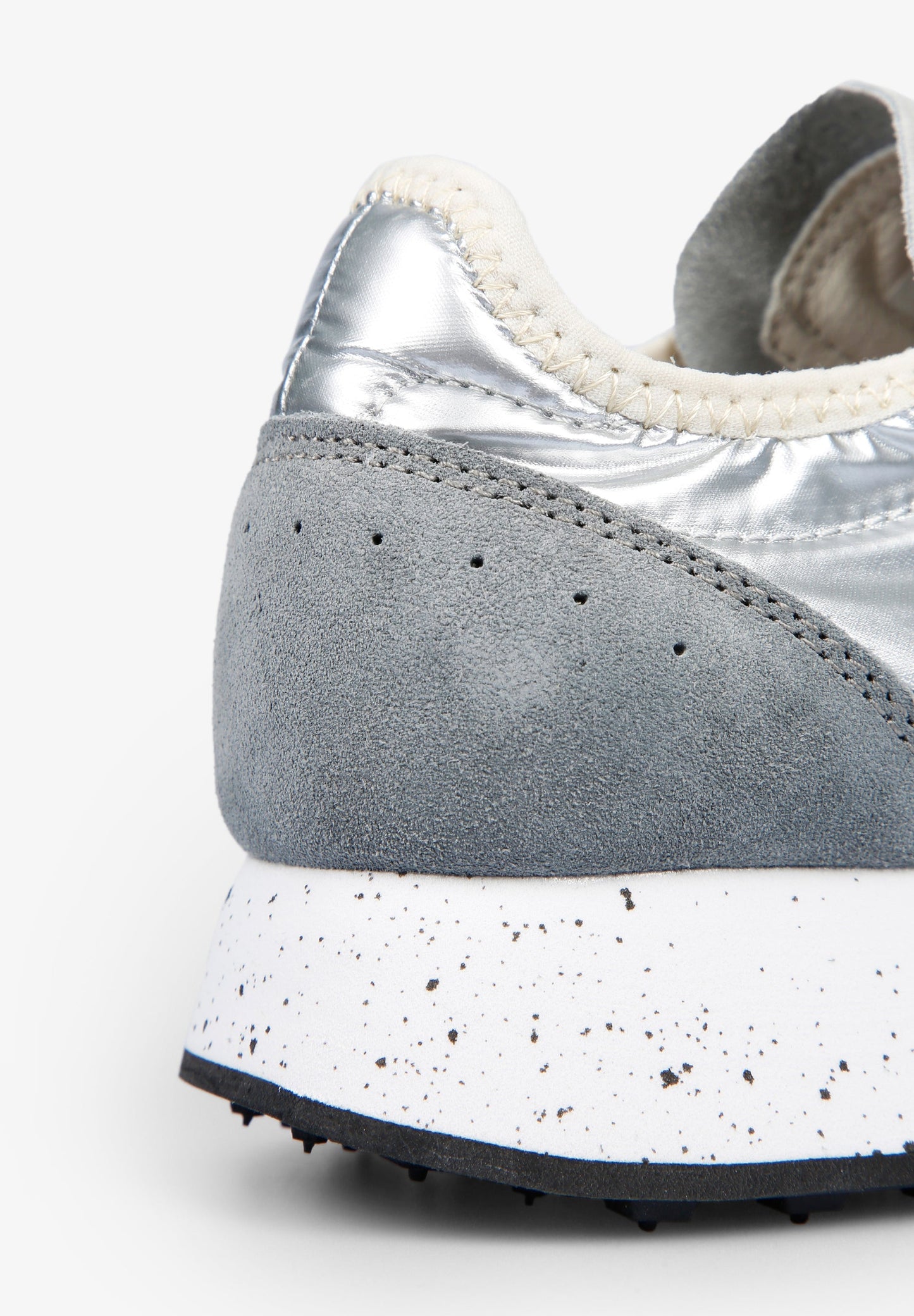 SNEAKERS METALIZADA SUELA MOTEADA