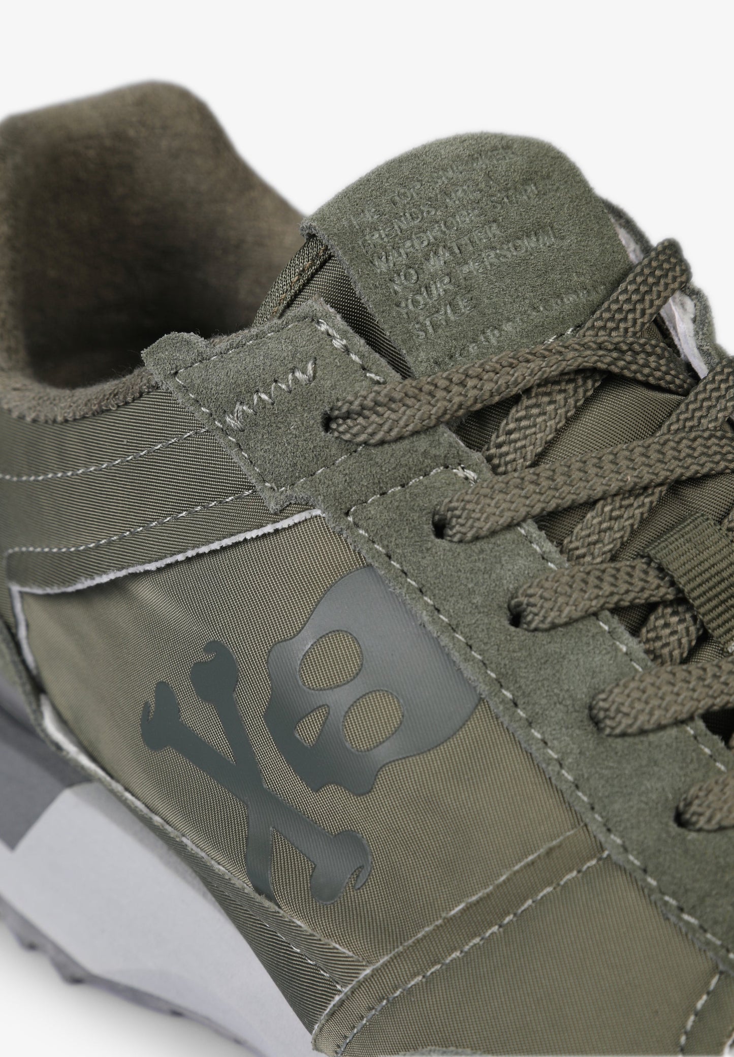 SNEAKERS CALAVERA LATERAL TONO