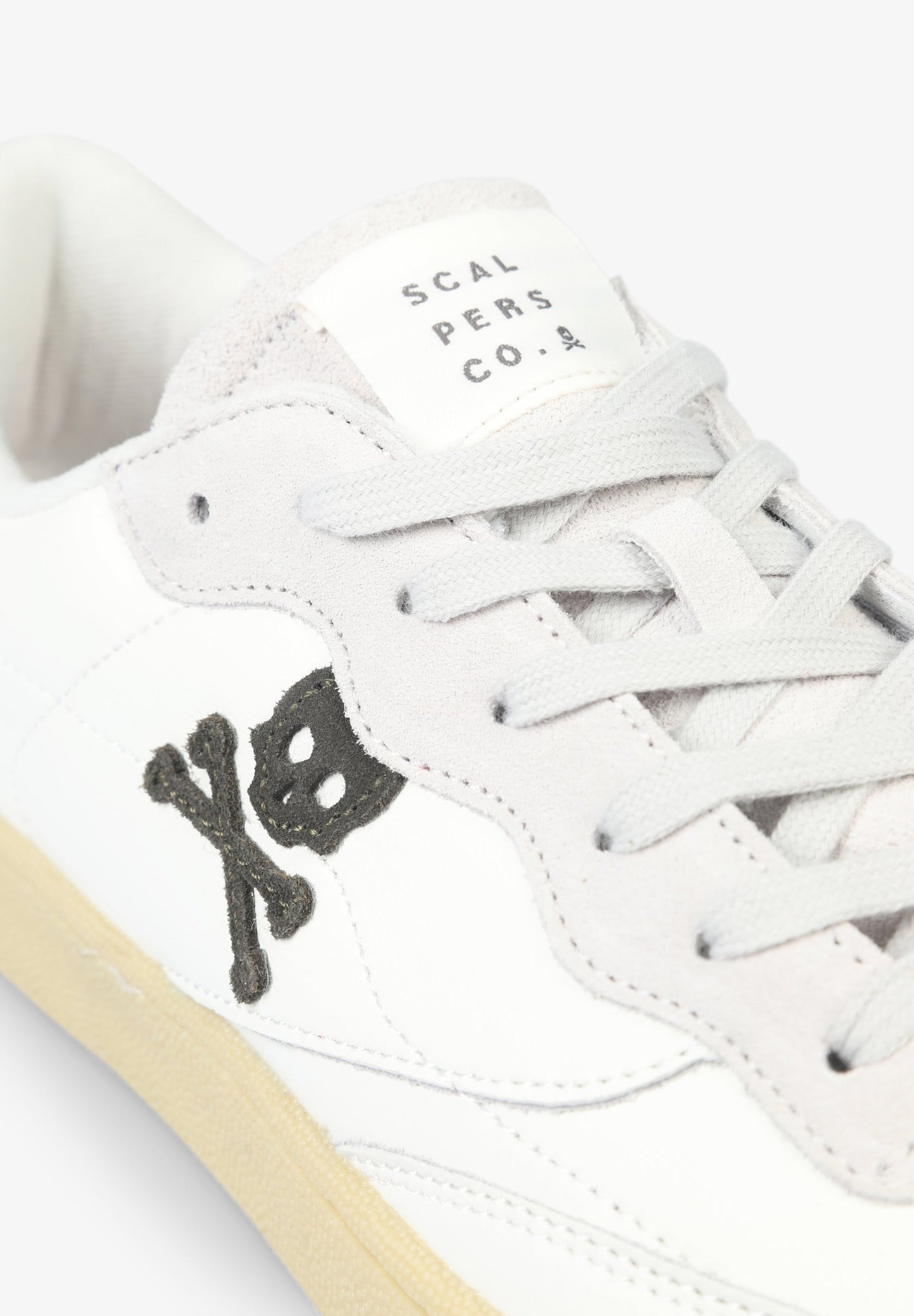 SNEAKERS DETALLE TALÓN