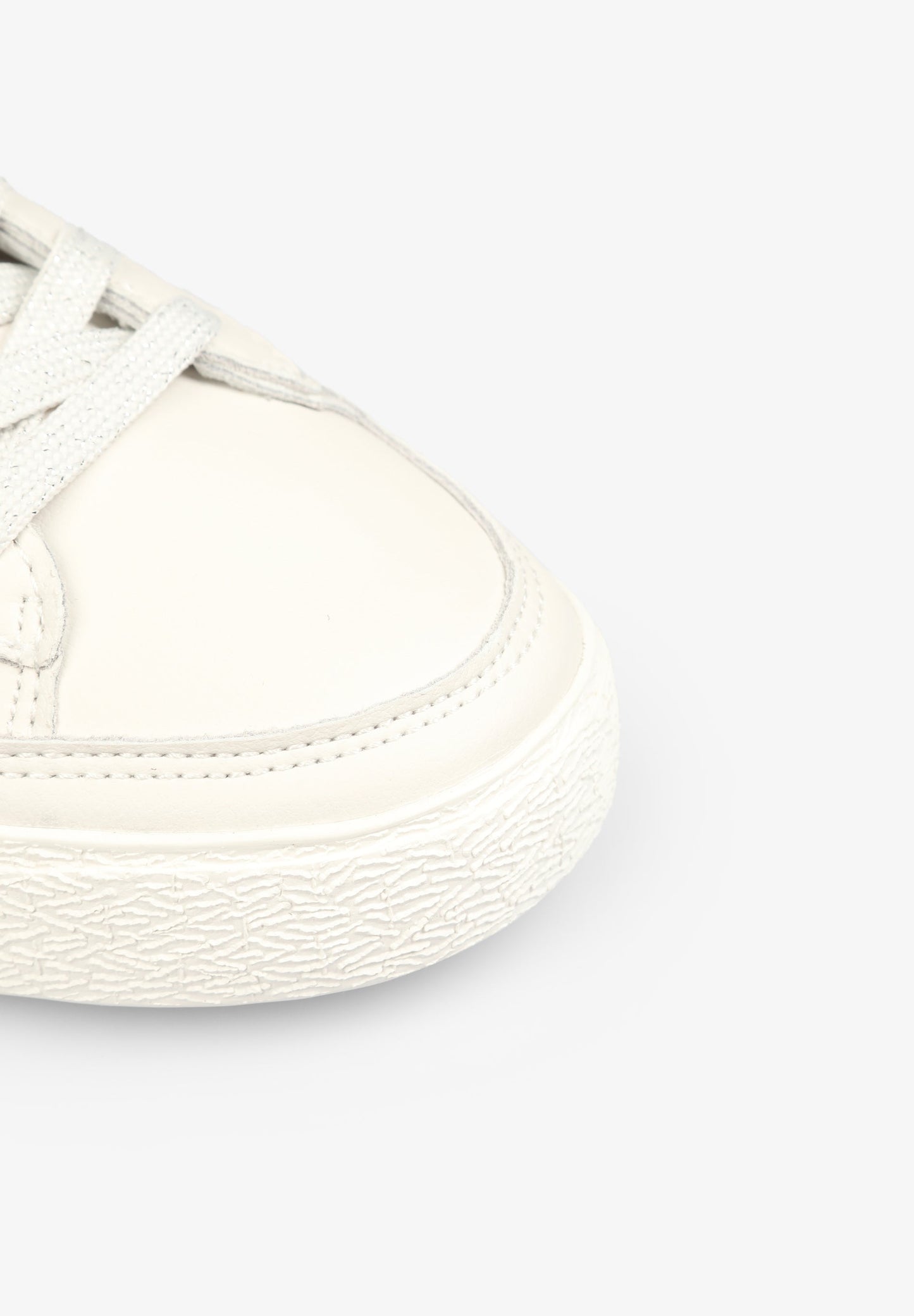 SNEAKERS BAJAS DETALLE METALIZADO