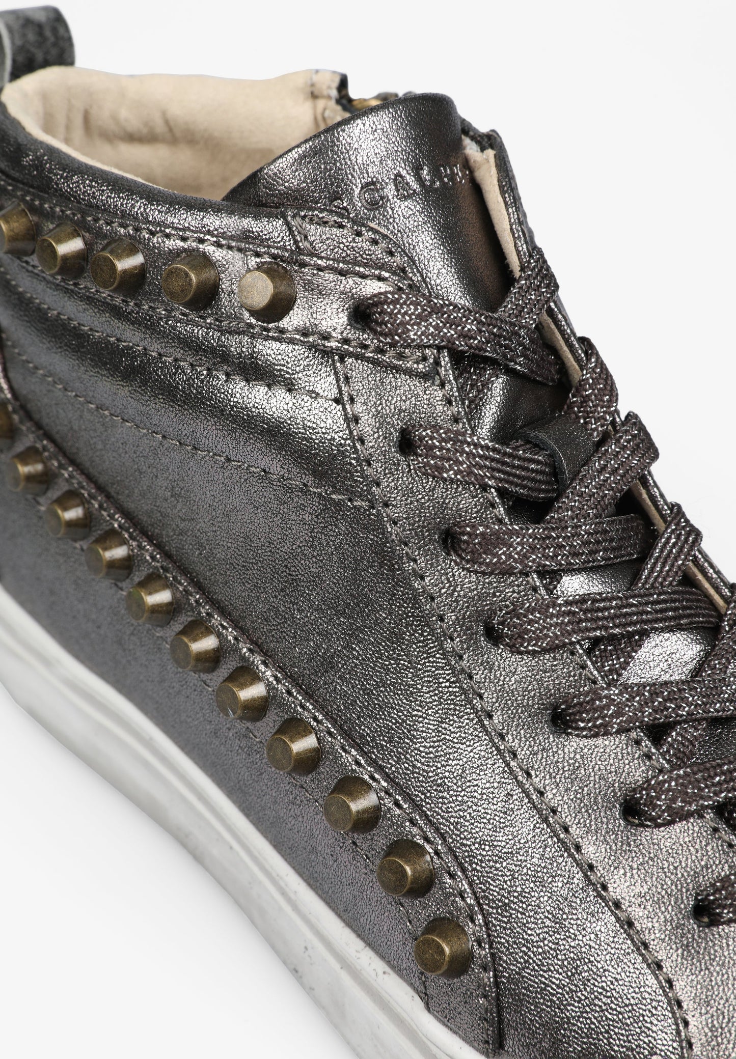 SNEAKERS ALTAS METALIZADAS TACHUELAS