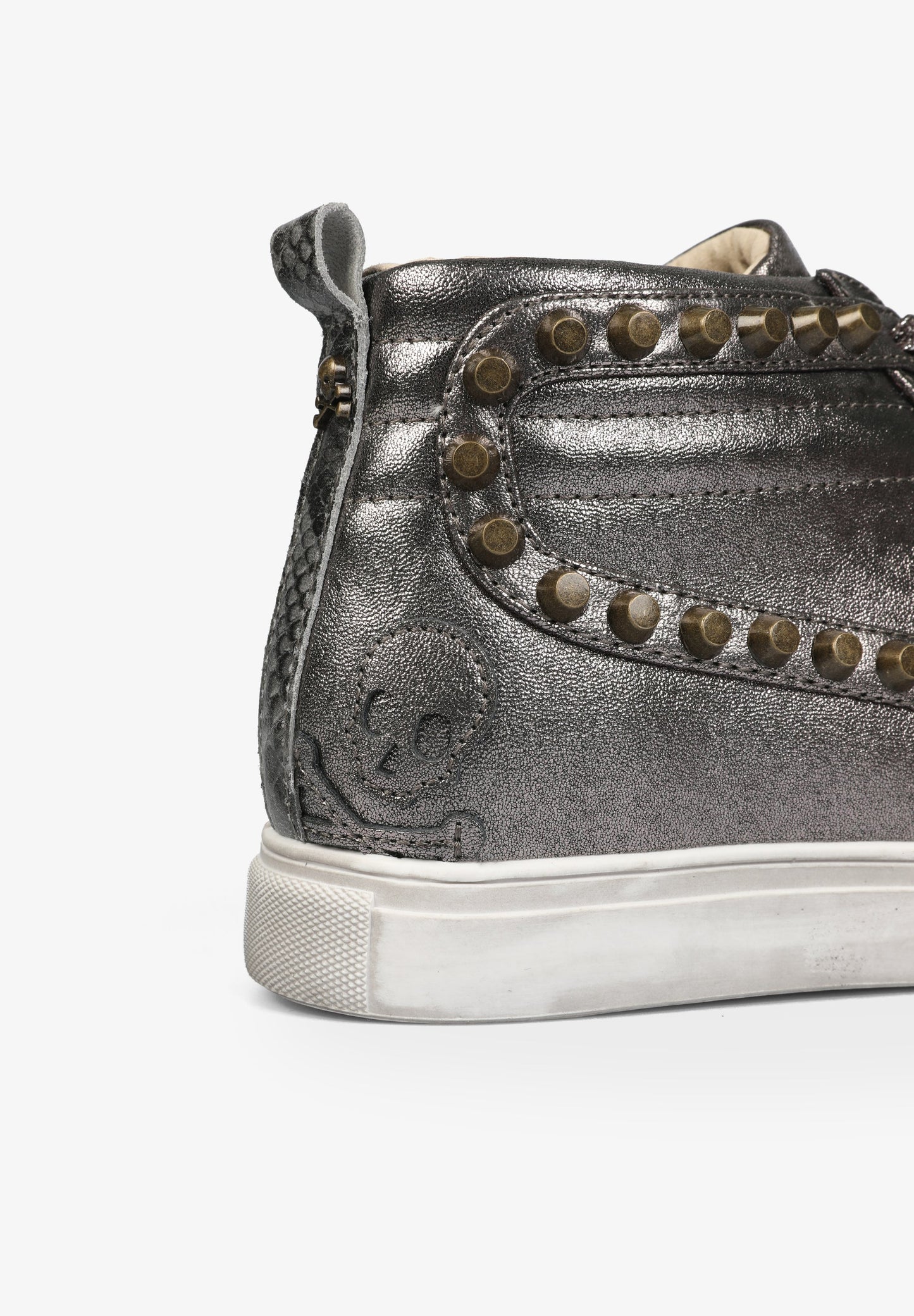 SNEAKERS ALTAS METALIZADAS TACHUELAS