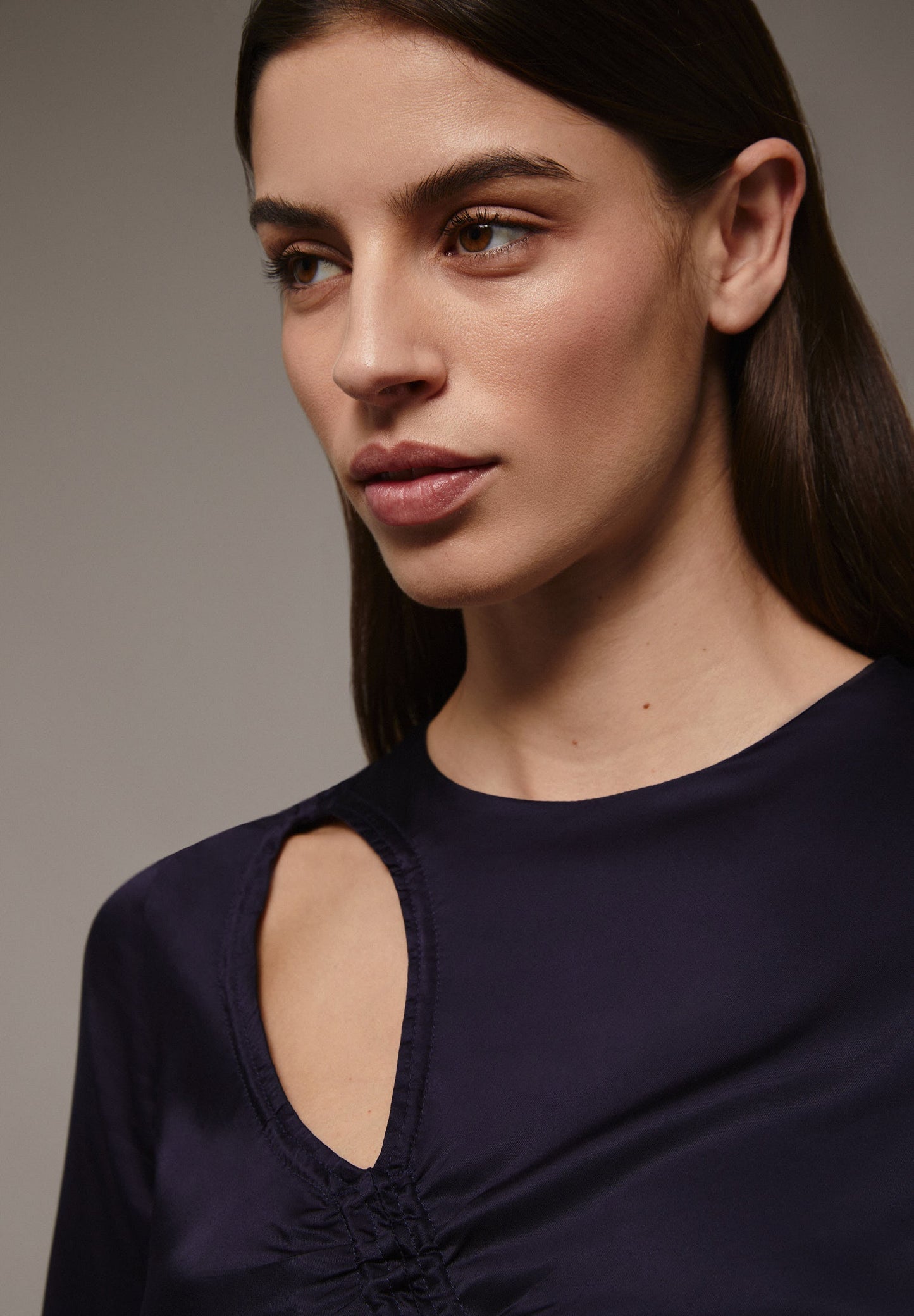 VESTIDO MIDI SATINADO ABERTURAS