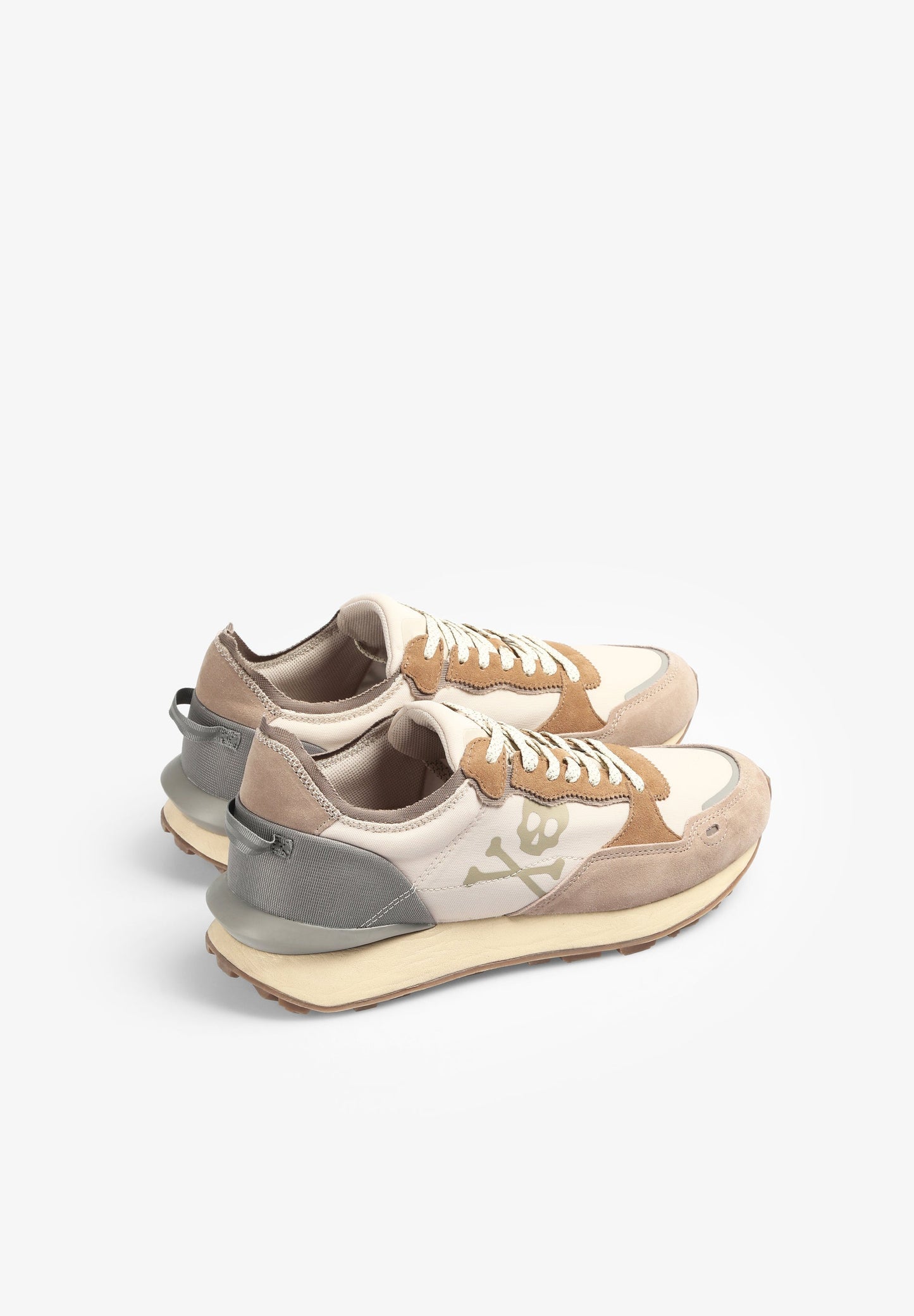 SNEAKERS CALAVERA TALÓN PRONUNCIADO