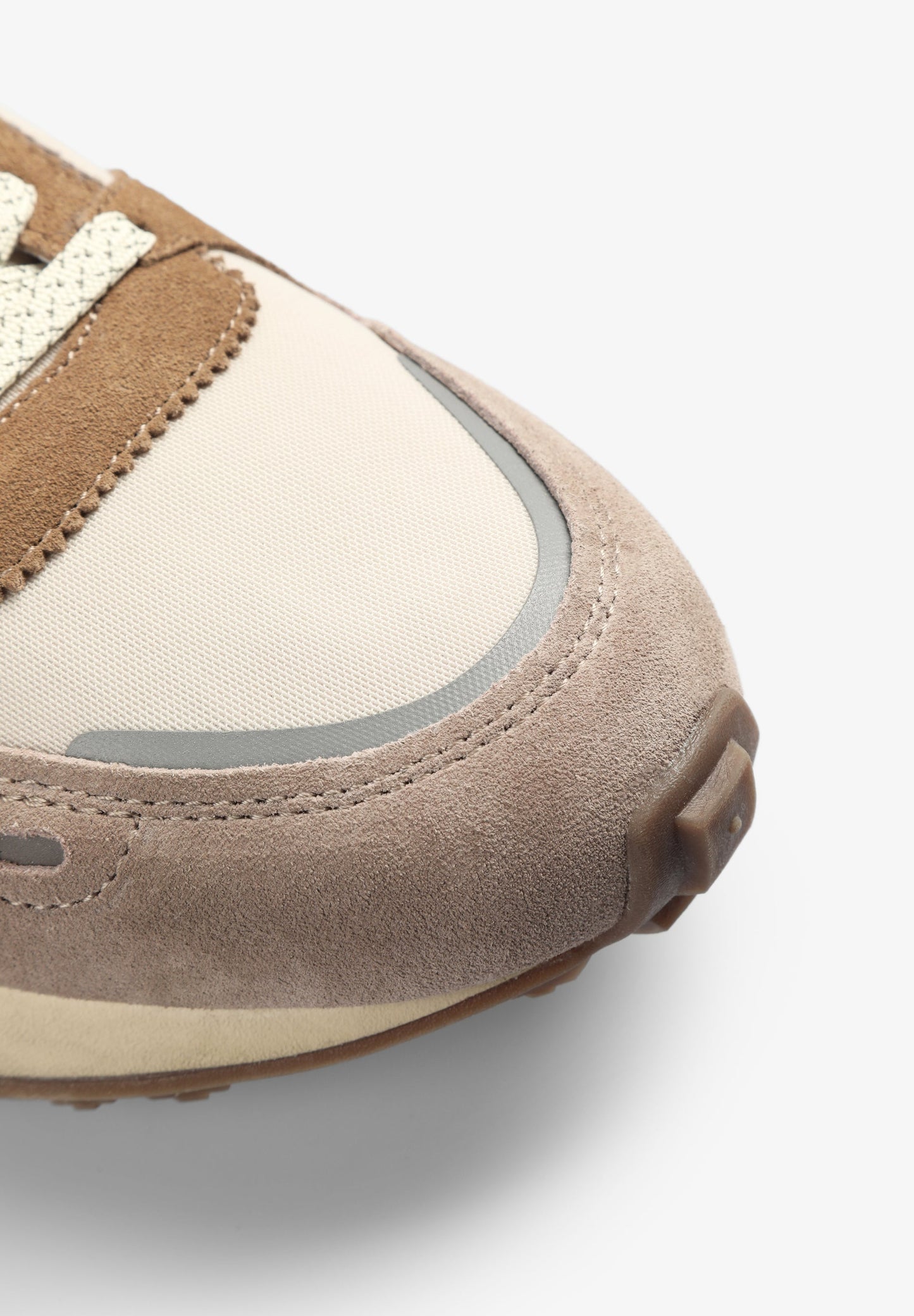 SNEAKERS CALAVERA TALÓN PRONUNCIADO