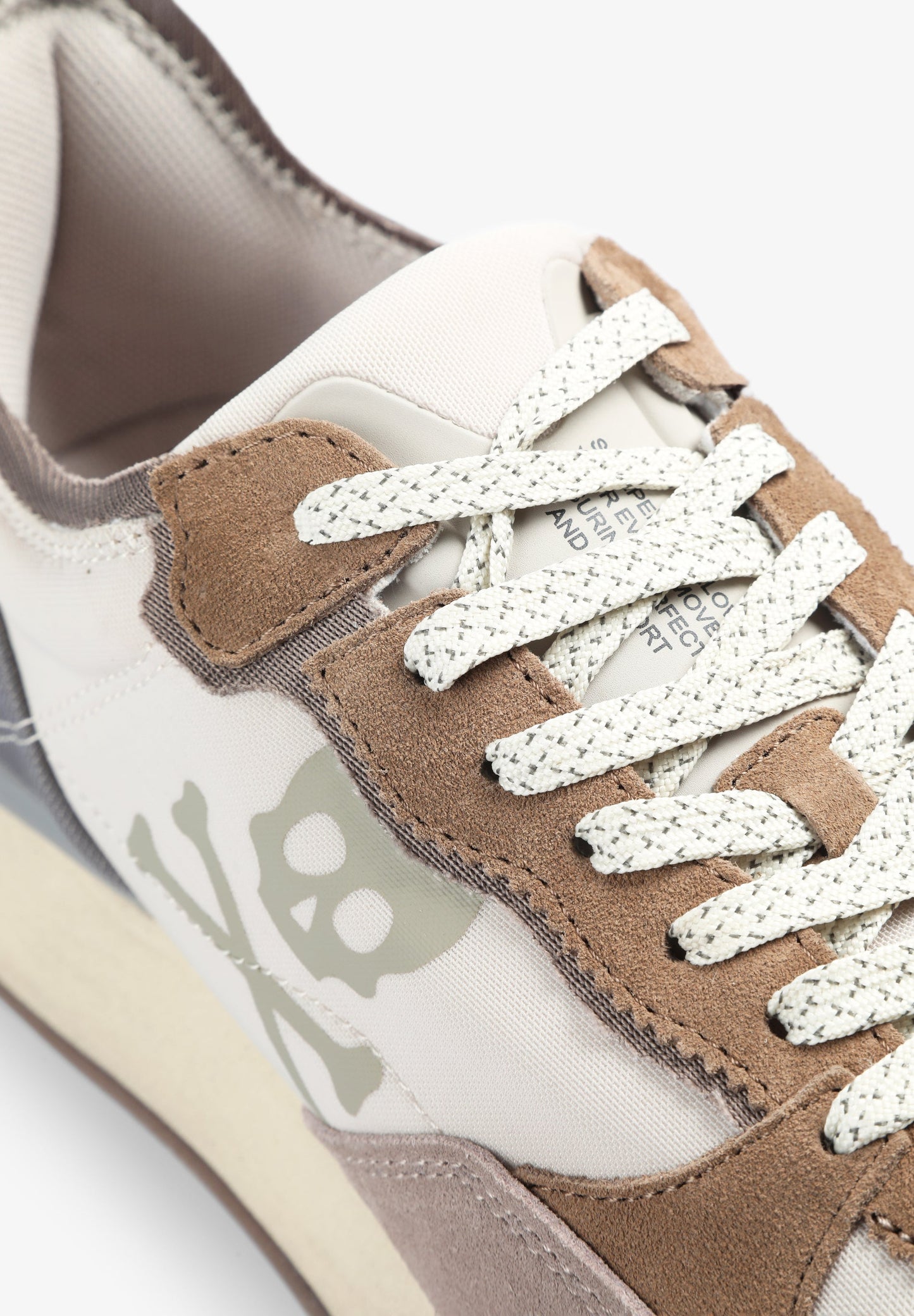 SNEAKERS CALAVERA TALÓN PRONUNCIADO