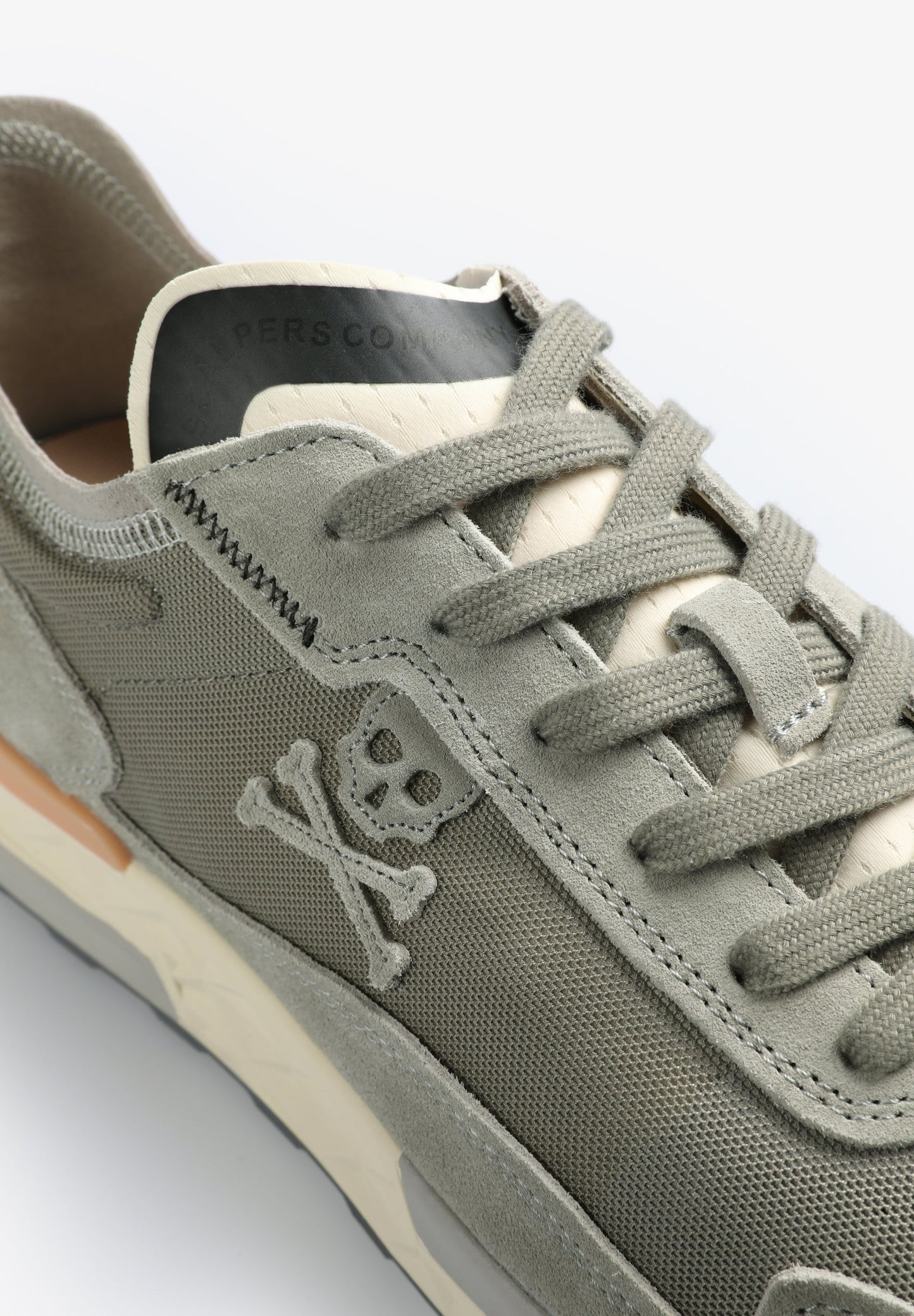 SNEAKERS CALAVERA DETALLES ANTE