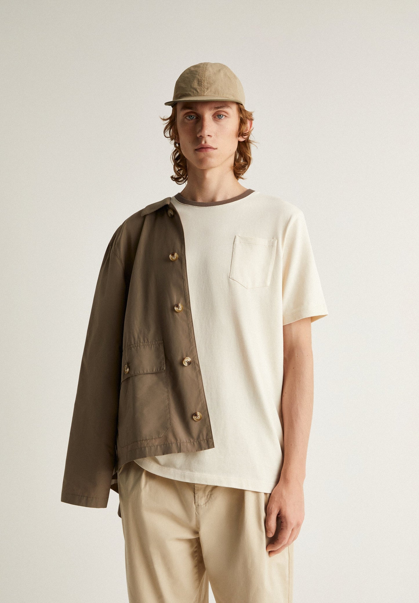 CAMISETA DETALLE CUELLO CONTRASTE