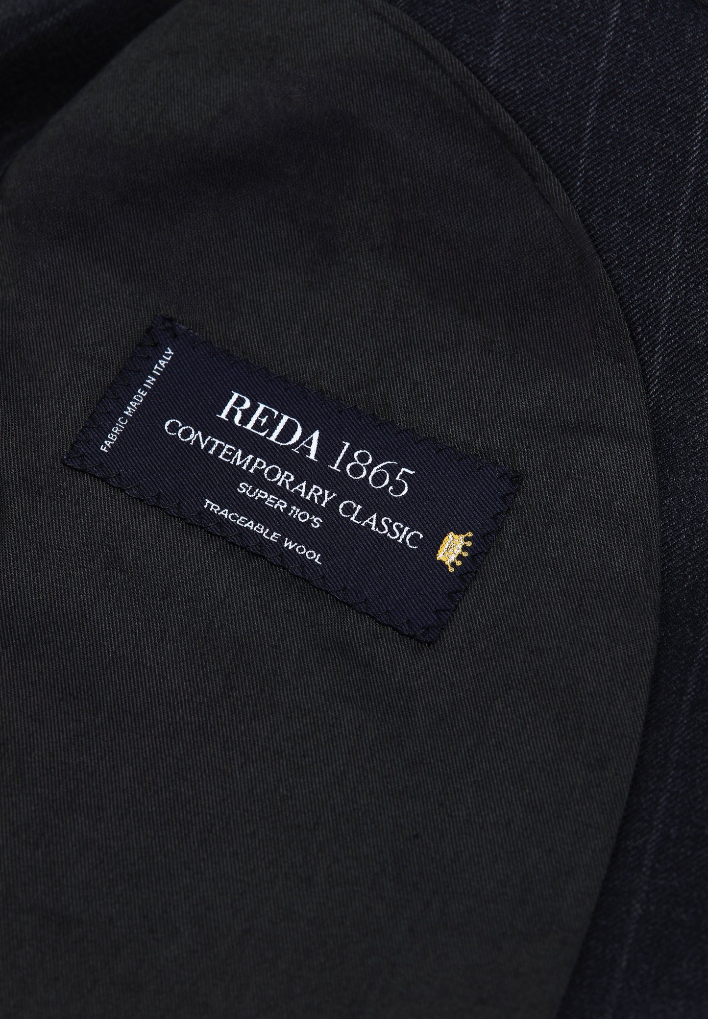 TRAJE GRIS RAYA DIPLOMÁTICA