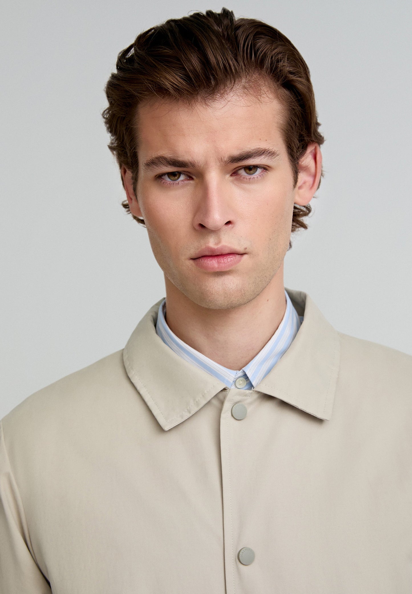 PARKA TIPO TRENCH CAPUCHA DESMONTABLE