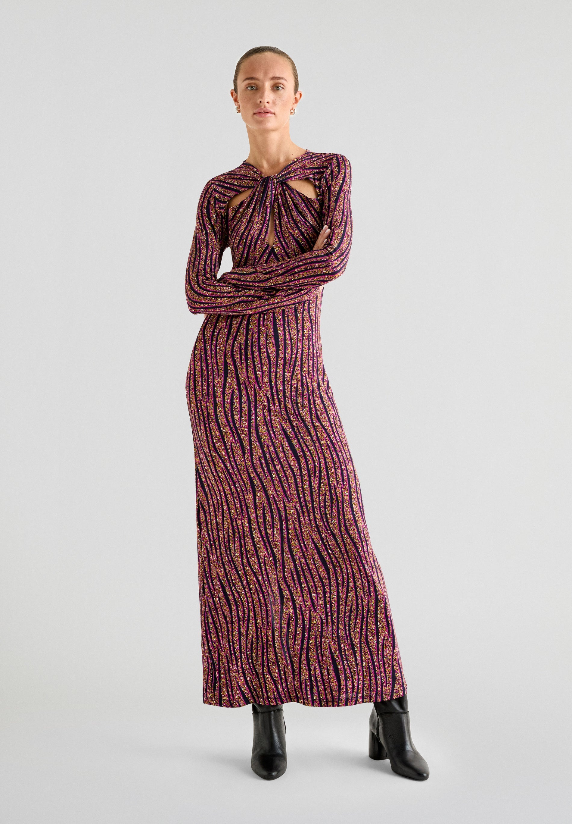 VESTIDO ESCOTE ABERTURAS