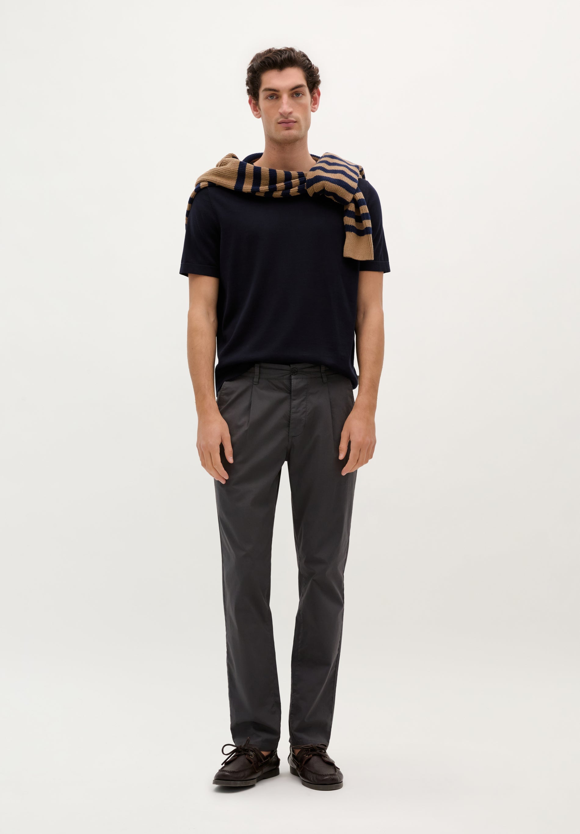 PANTALÓN CHINO PLIEGUES