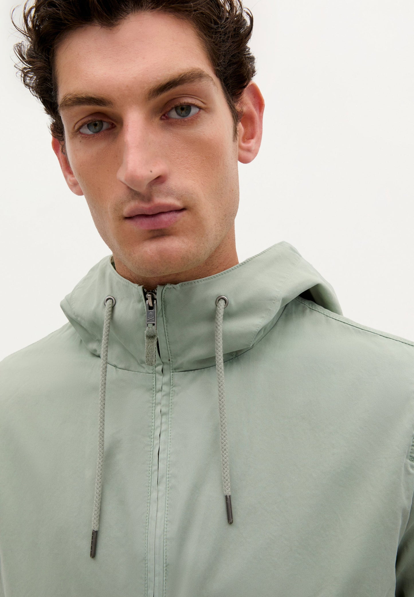 CHAQUETA LIGERA CAPUCHA ALGODÓN