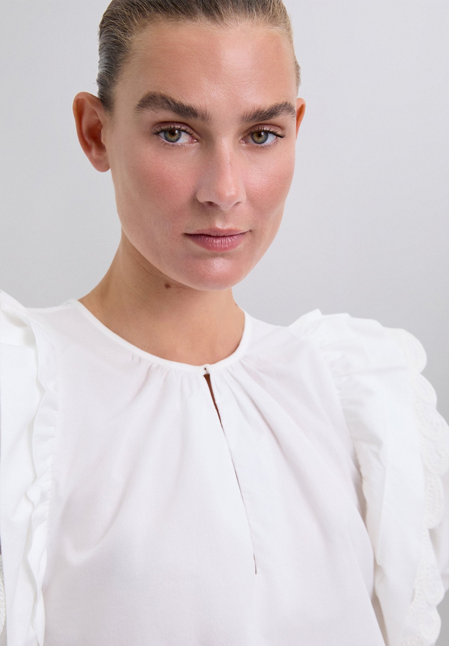 TOP MANGA VOLANTES BORDADOS