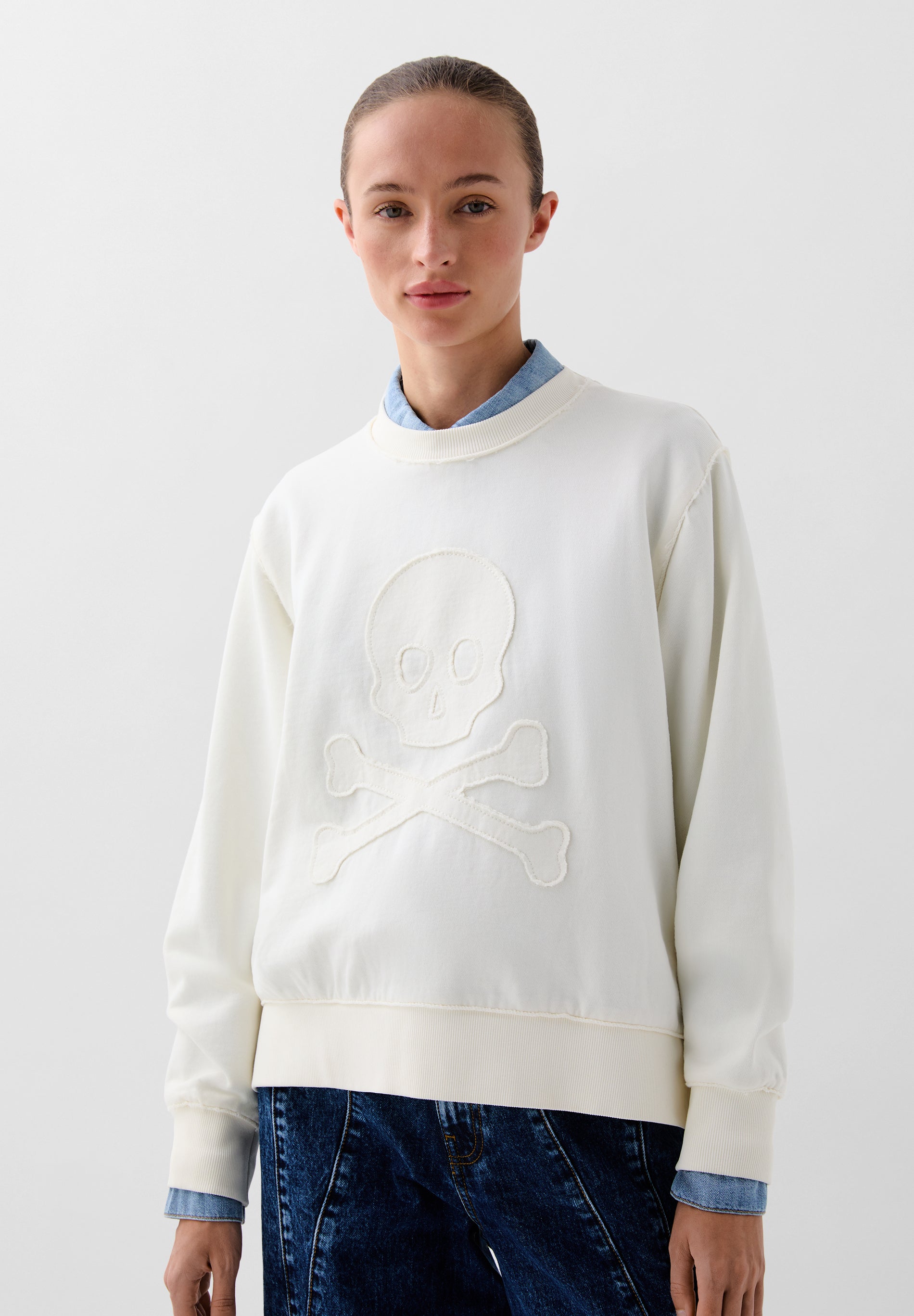 SUDADERA CALAVERA RELIEVE FRONTAL