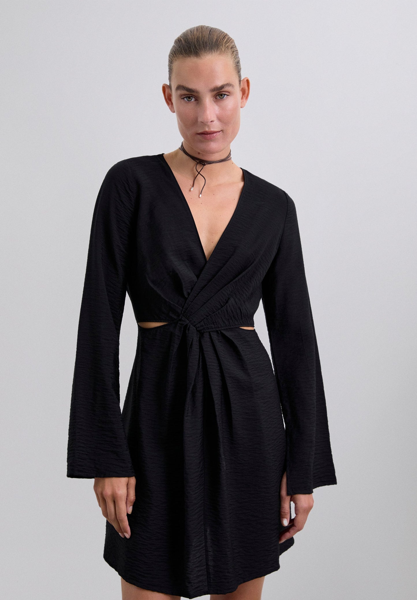 VESTIDO MINI DETALLE NUDO