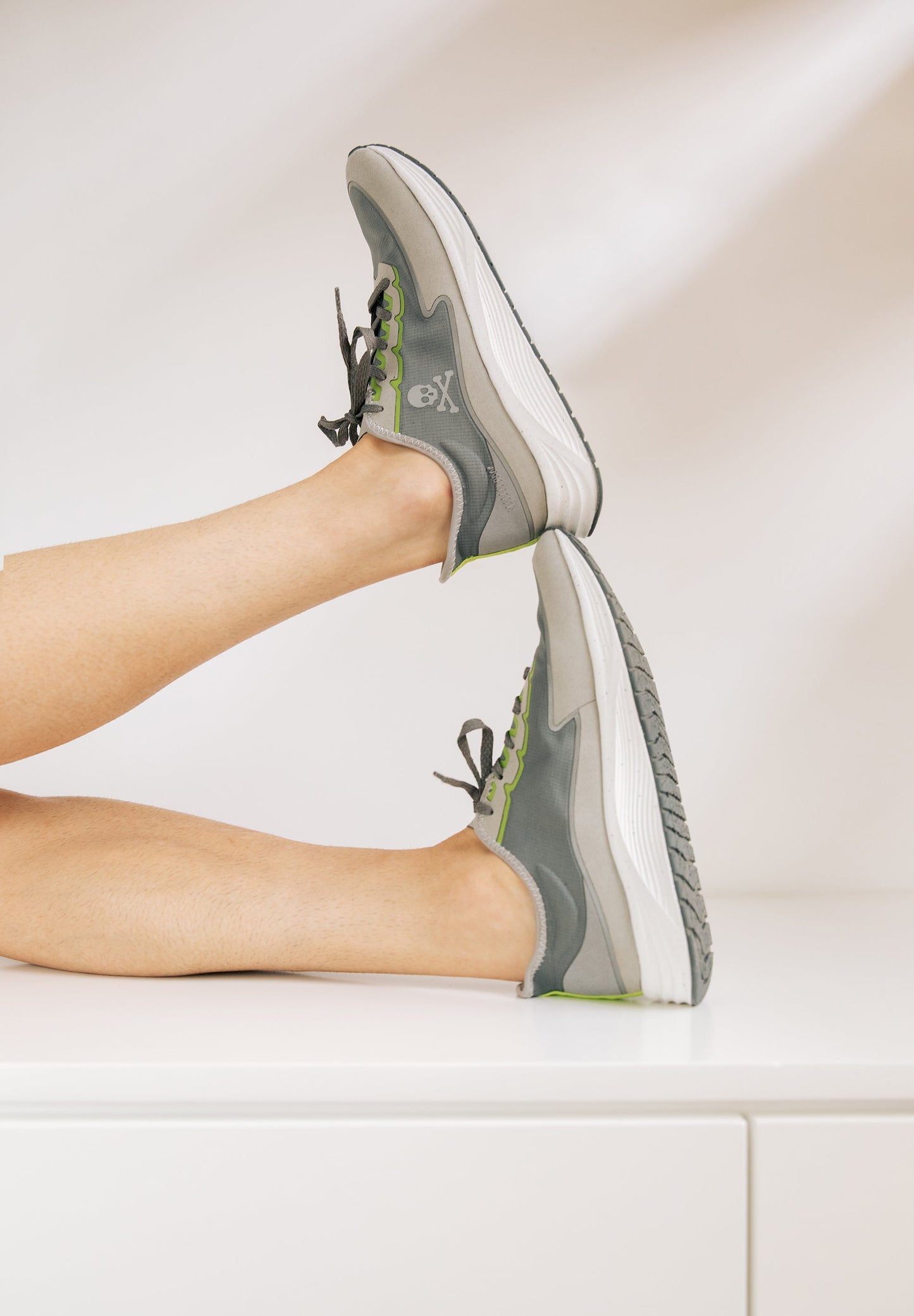 SNEAKERS DETALLES FLÚOR