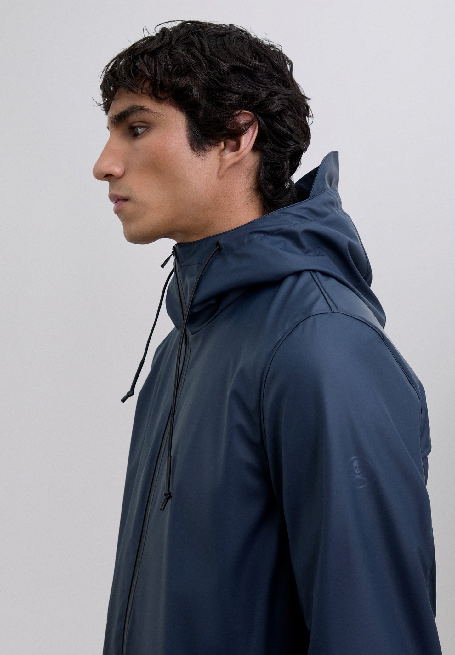 CHAQUETA IMPERMEABLE LOGO