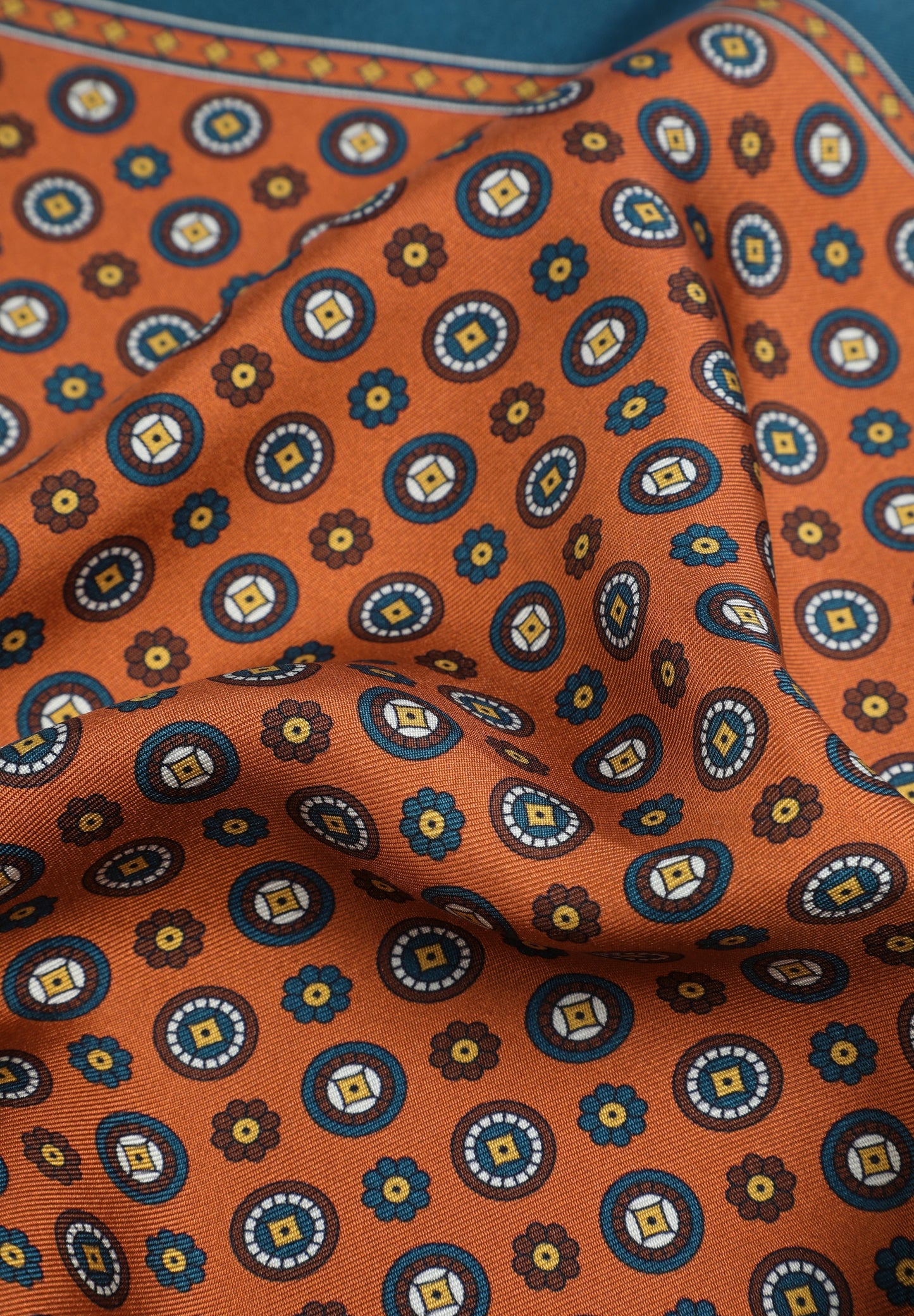 PAÑUELO SEDA FLORES LOGO