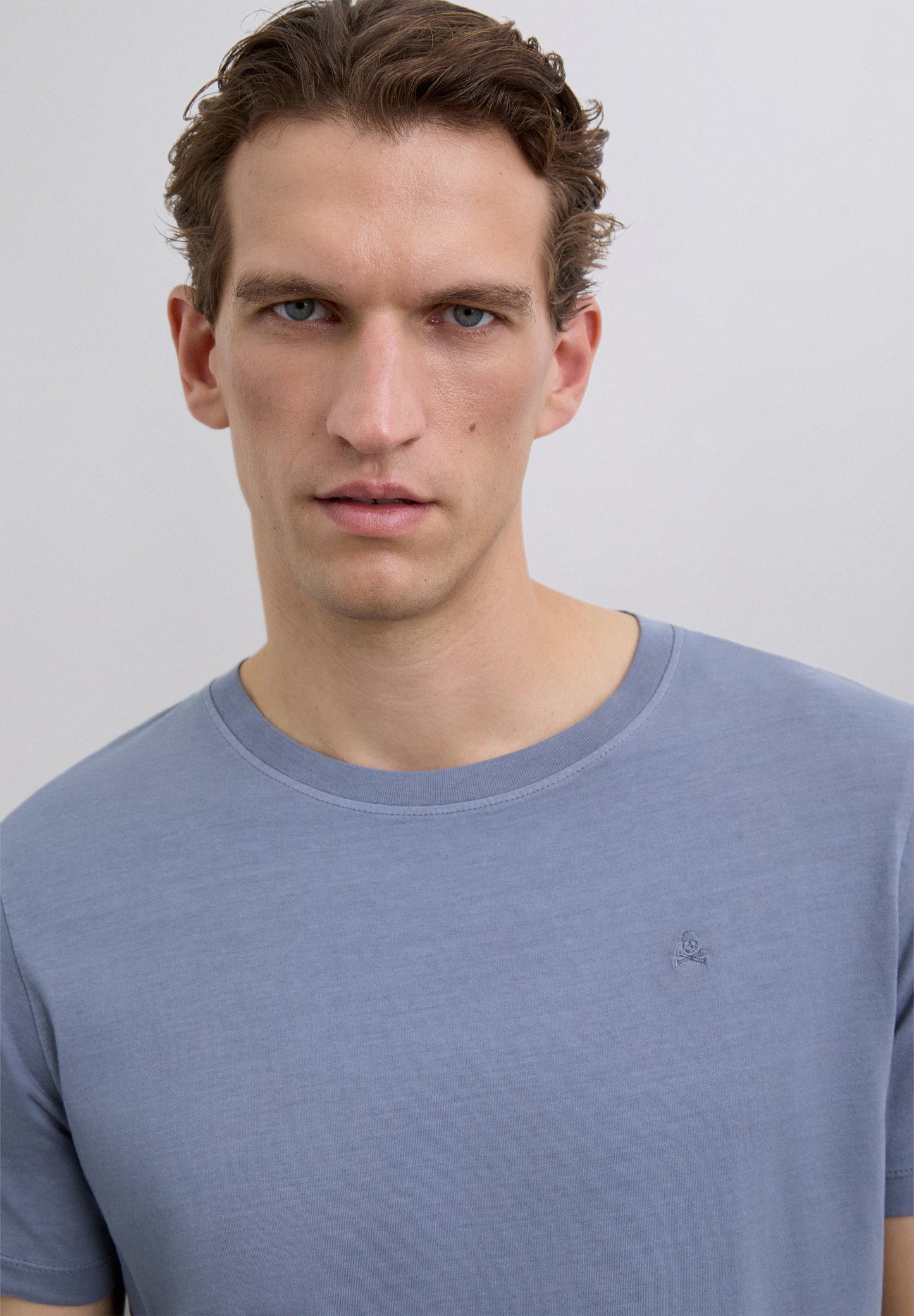 CAMISETA CALAVERA BORDADA TONO