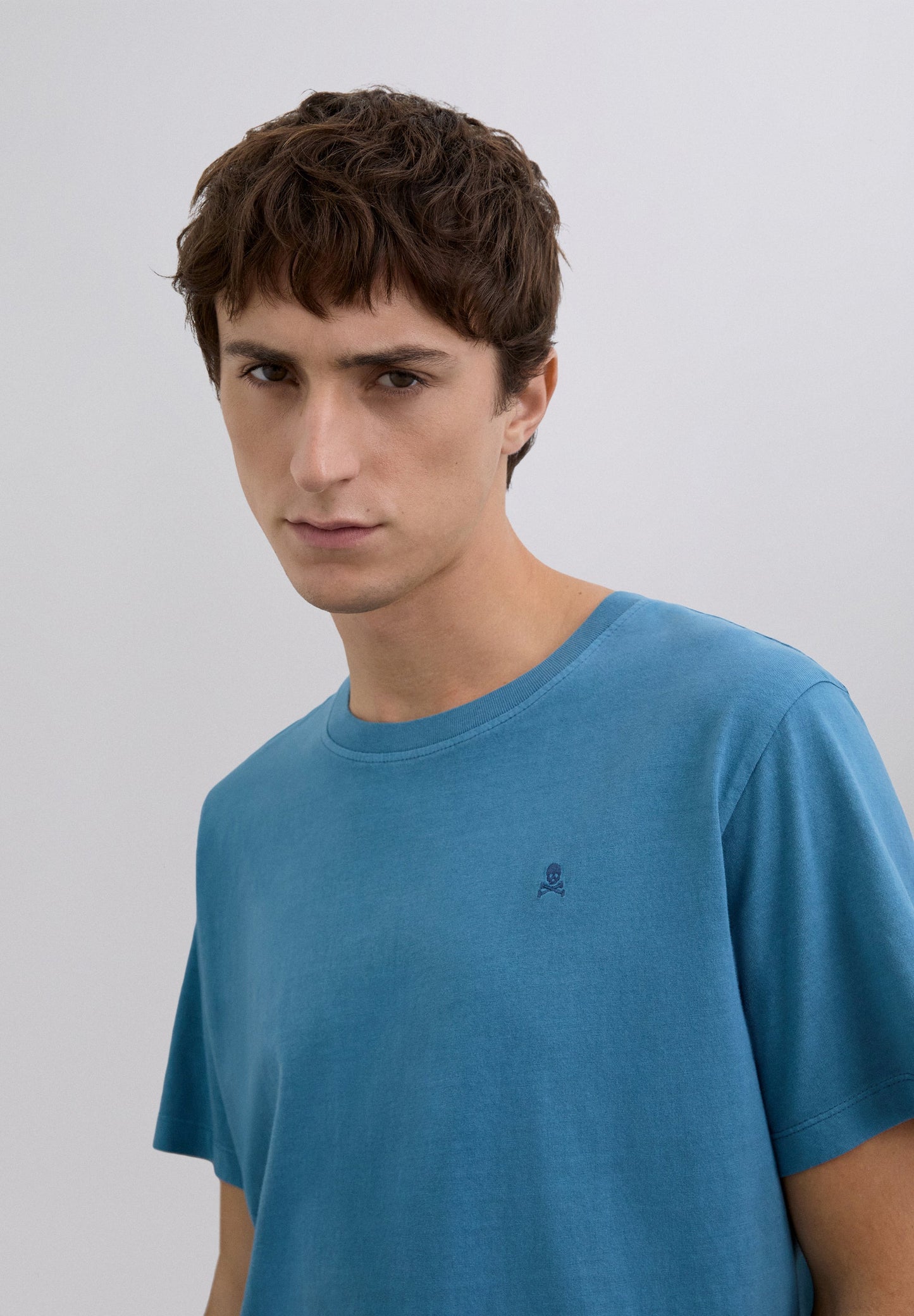 CAMISETA CALAVERA BORDADA TONO