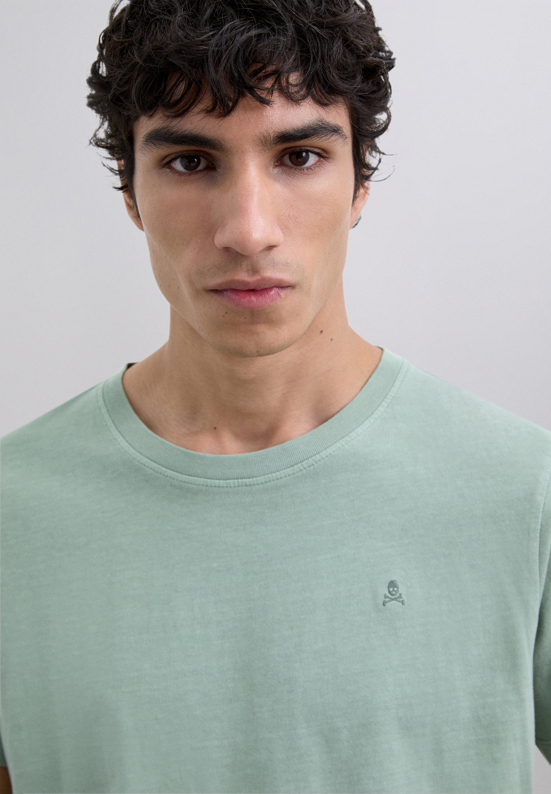 CAMISETA CALAVERA BORDADA TONO