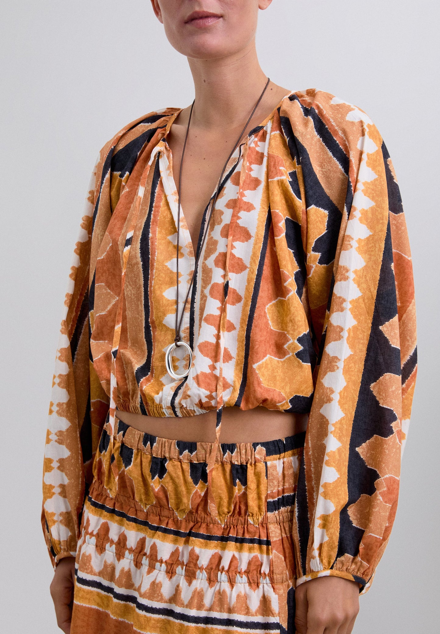 CAMISA ÉTNICA ABULLONADA