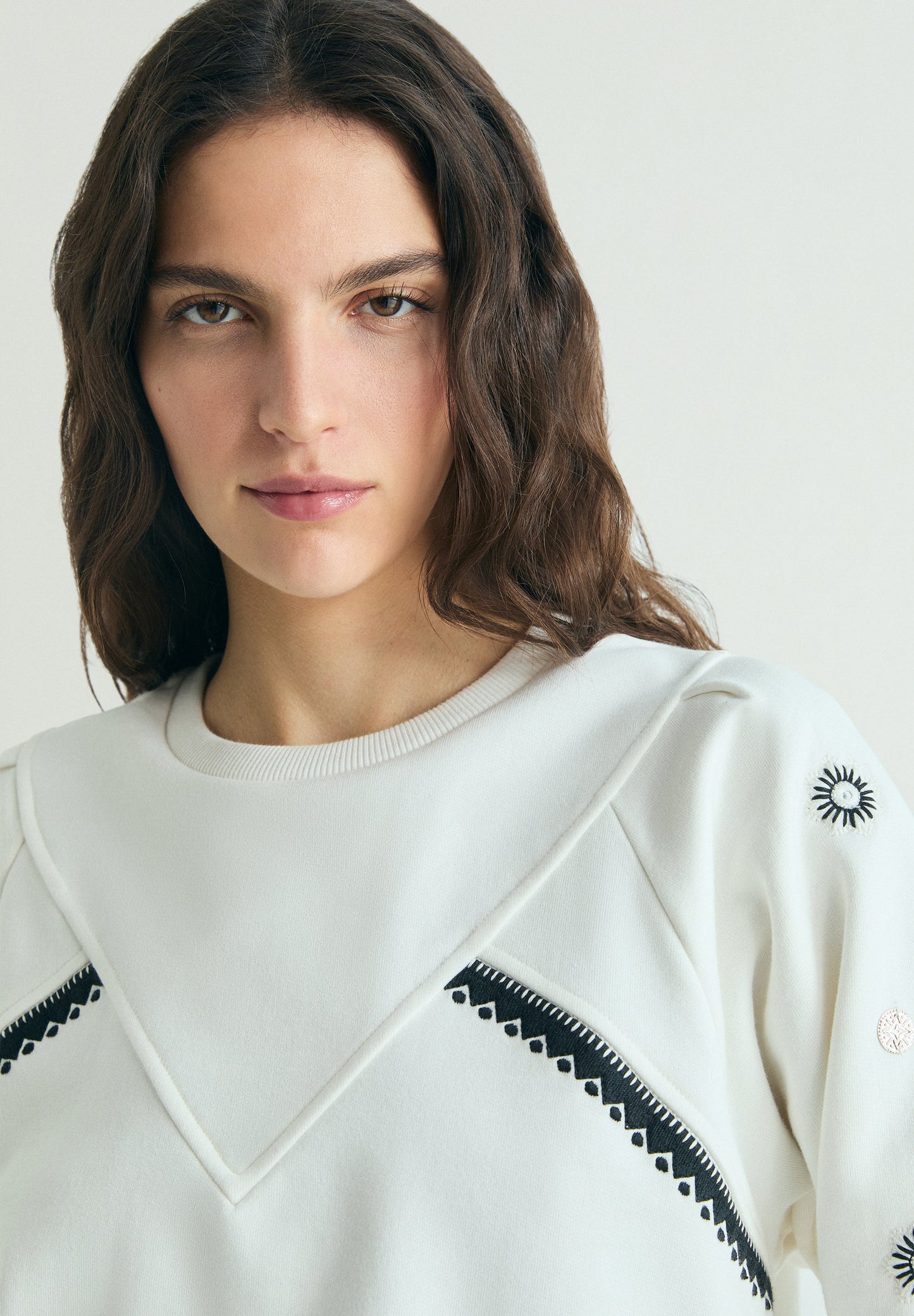 SUDADERA BORDADA CON APLIQUES