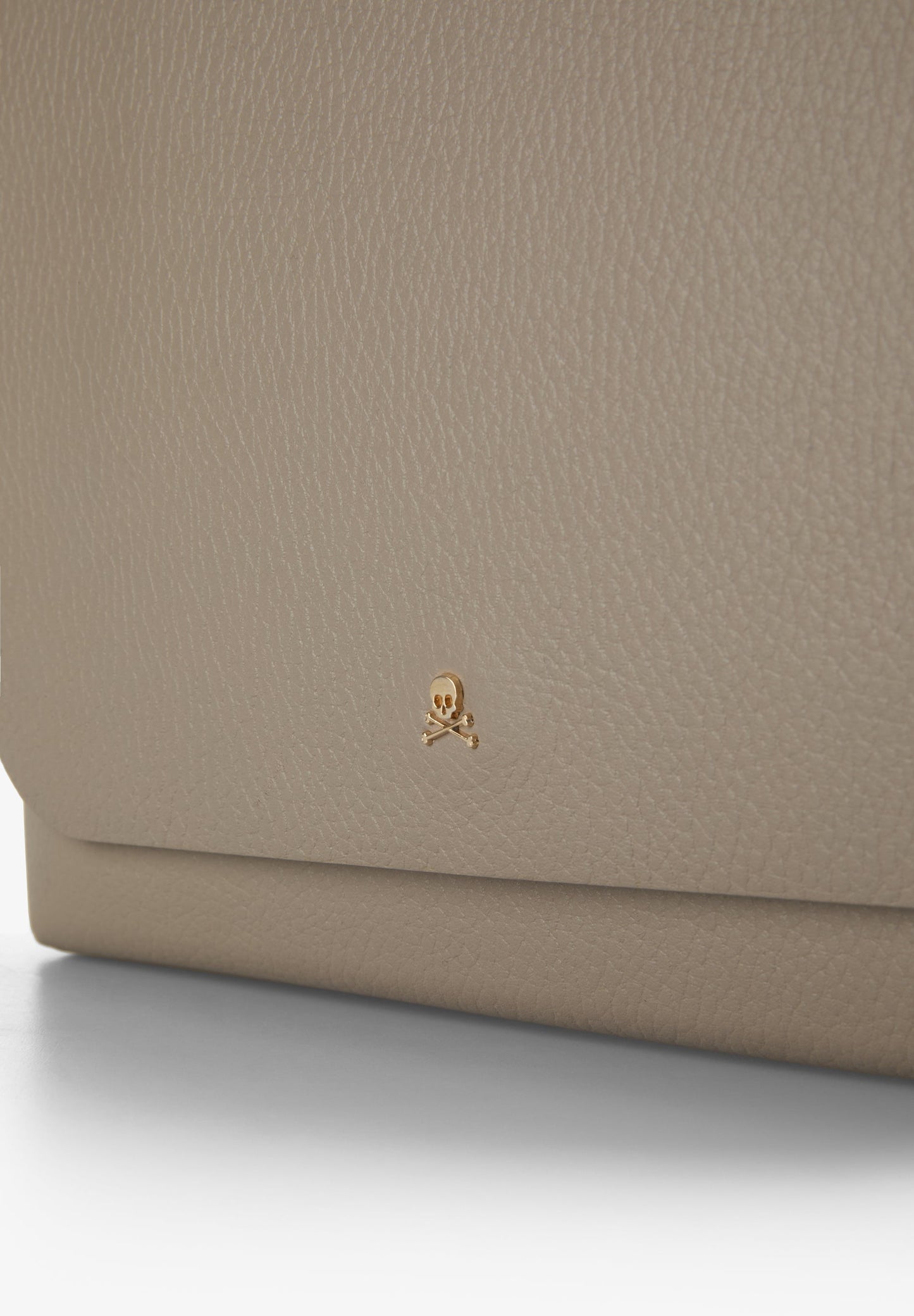 BOLSO DE PIEL CON APLIQUES
