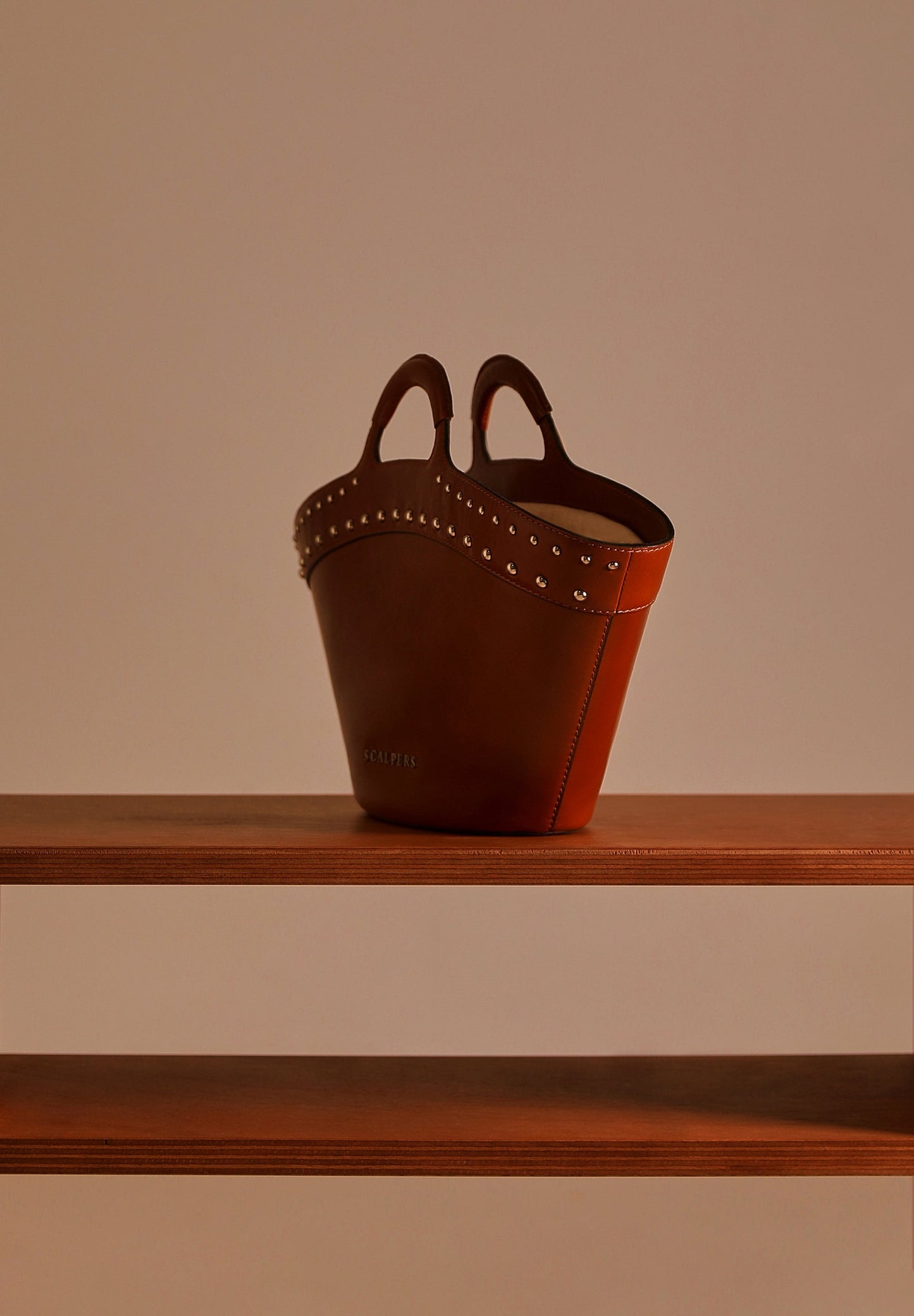 BOLSO CAPAZO PIEL TACHAS