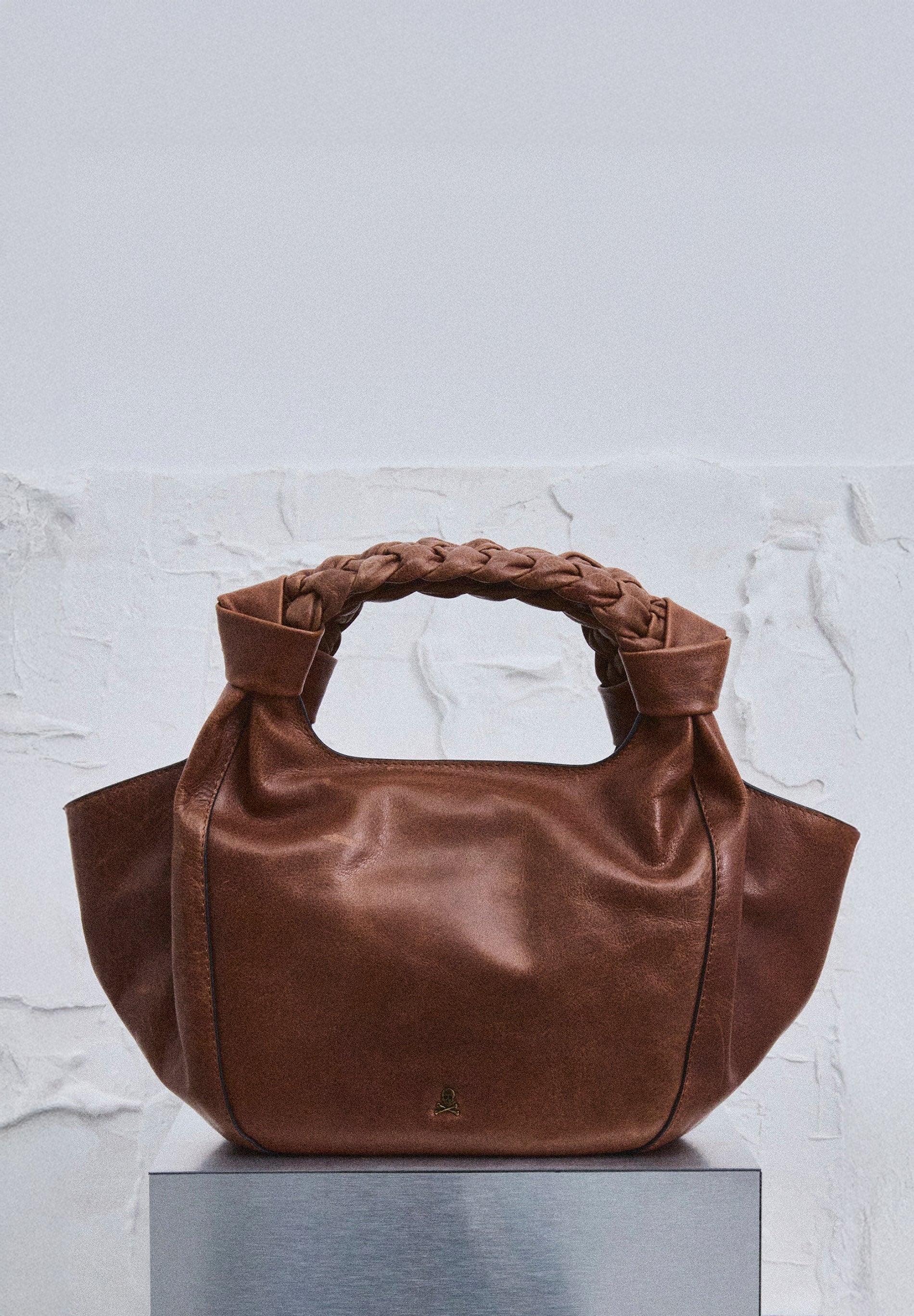 BOLSO MANO PIEL ASA TRENZADA