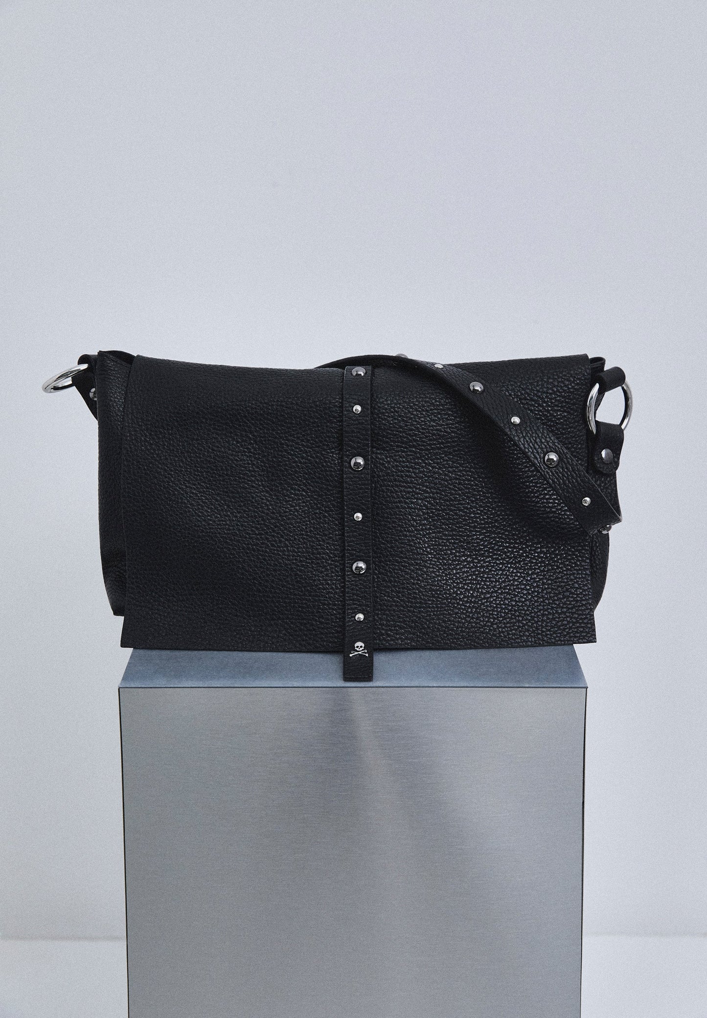 BOLSO PIEL DETALLES STUDS