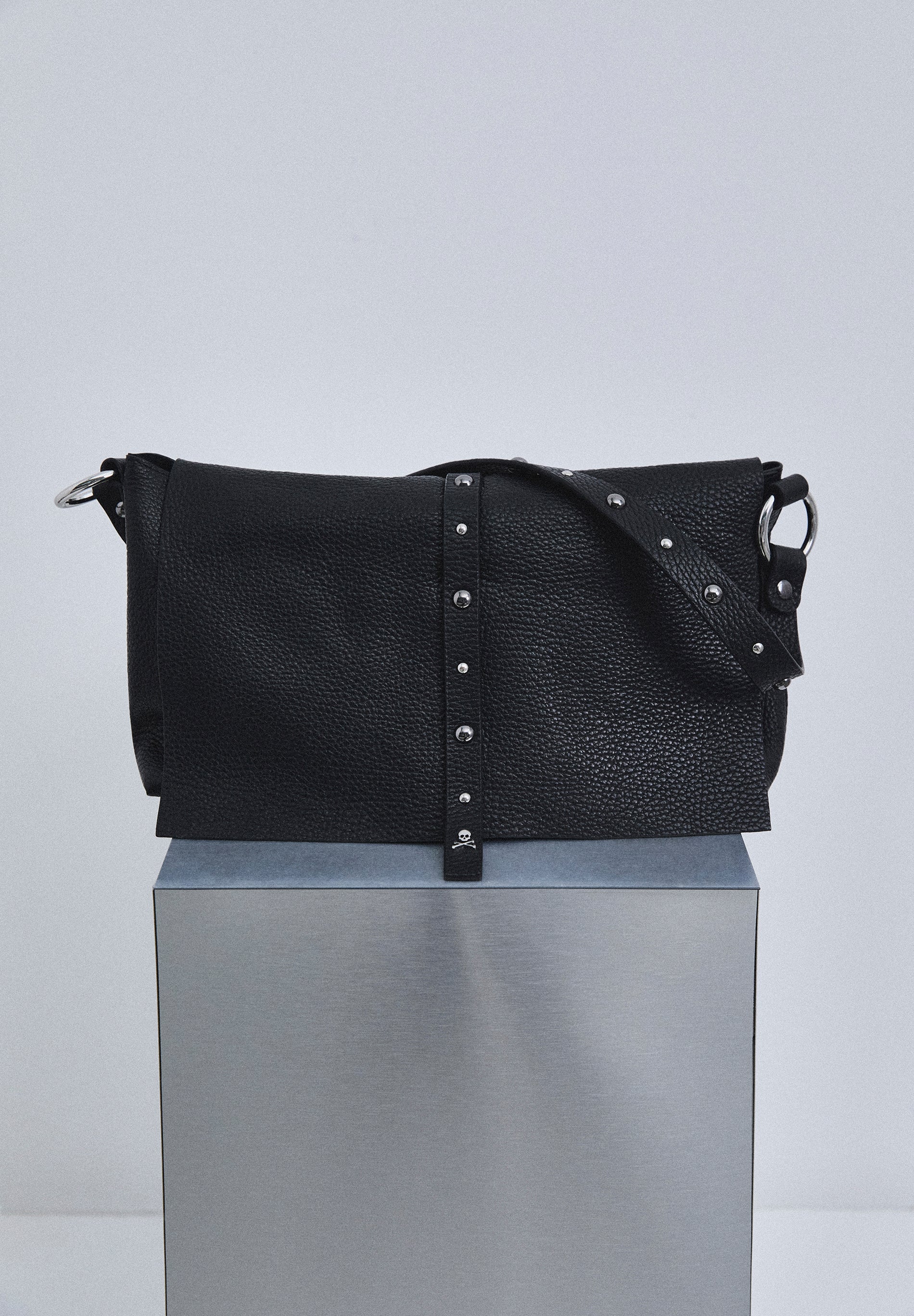 BOLSO PIEL DETALLES STUDS