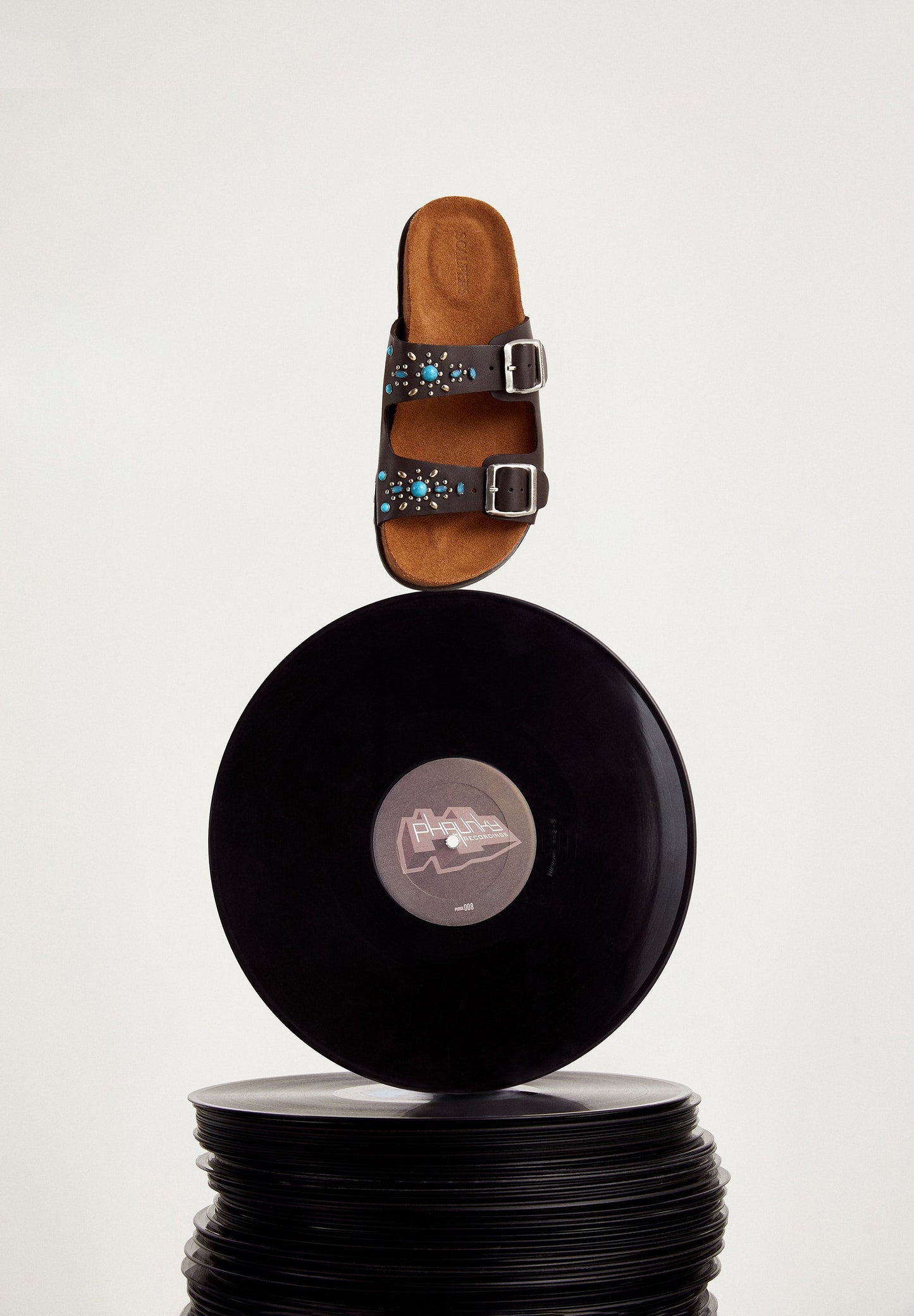 SANDALIAS PIEL HEBILLA TACHAS