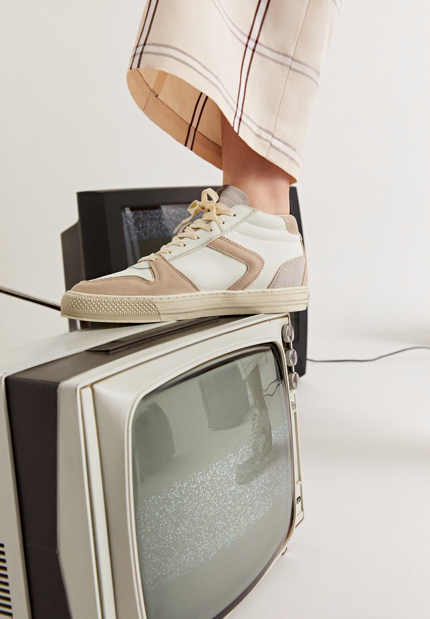 SNEAKERS ALTAS DETALLES SERRAJE