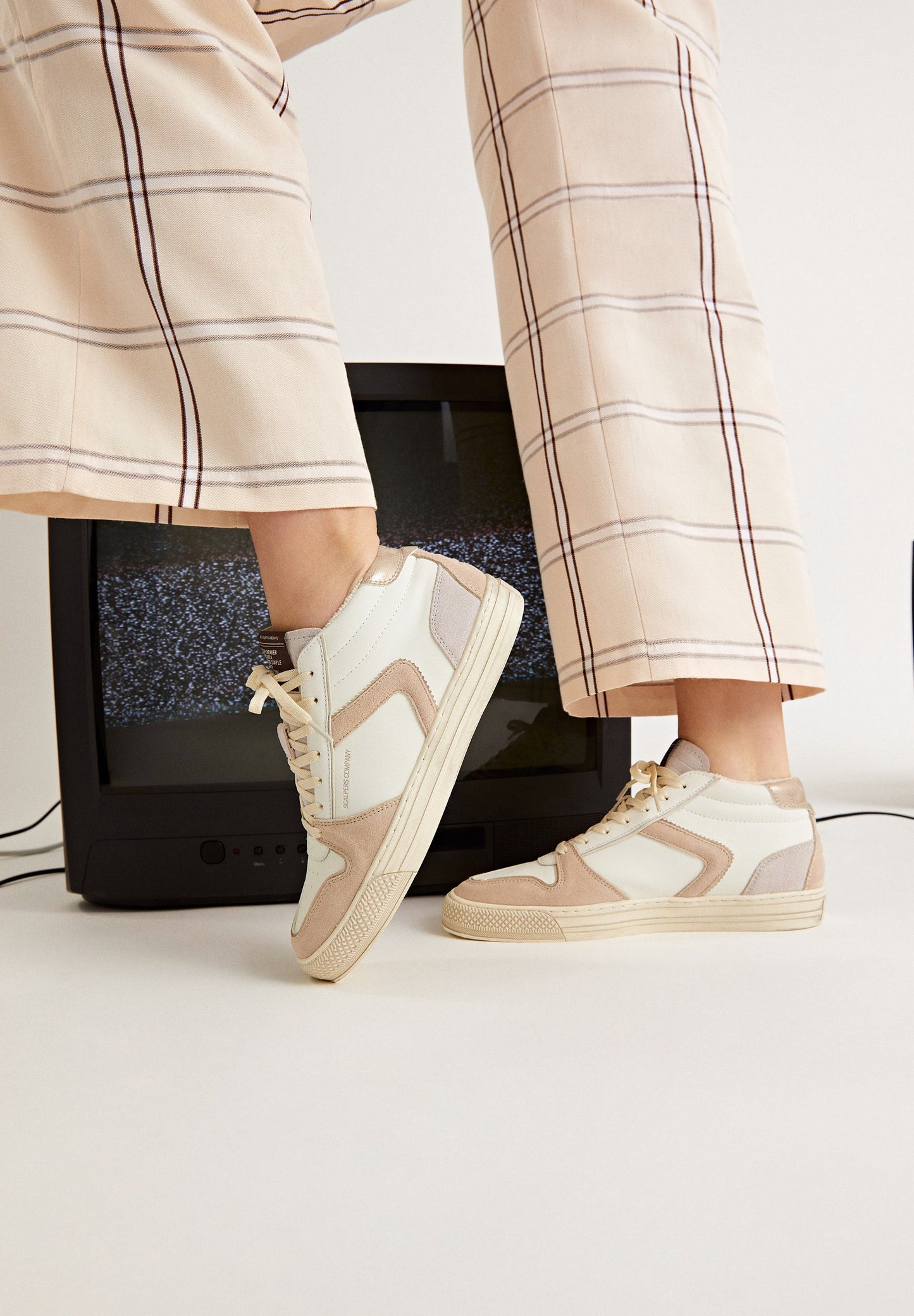 SNEAKERS ALTAS DETALLES SERRAJE