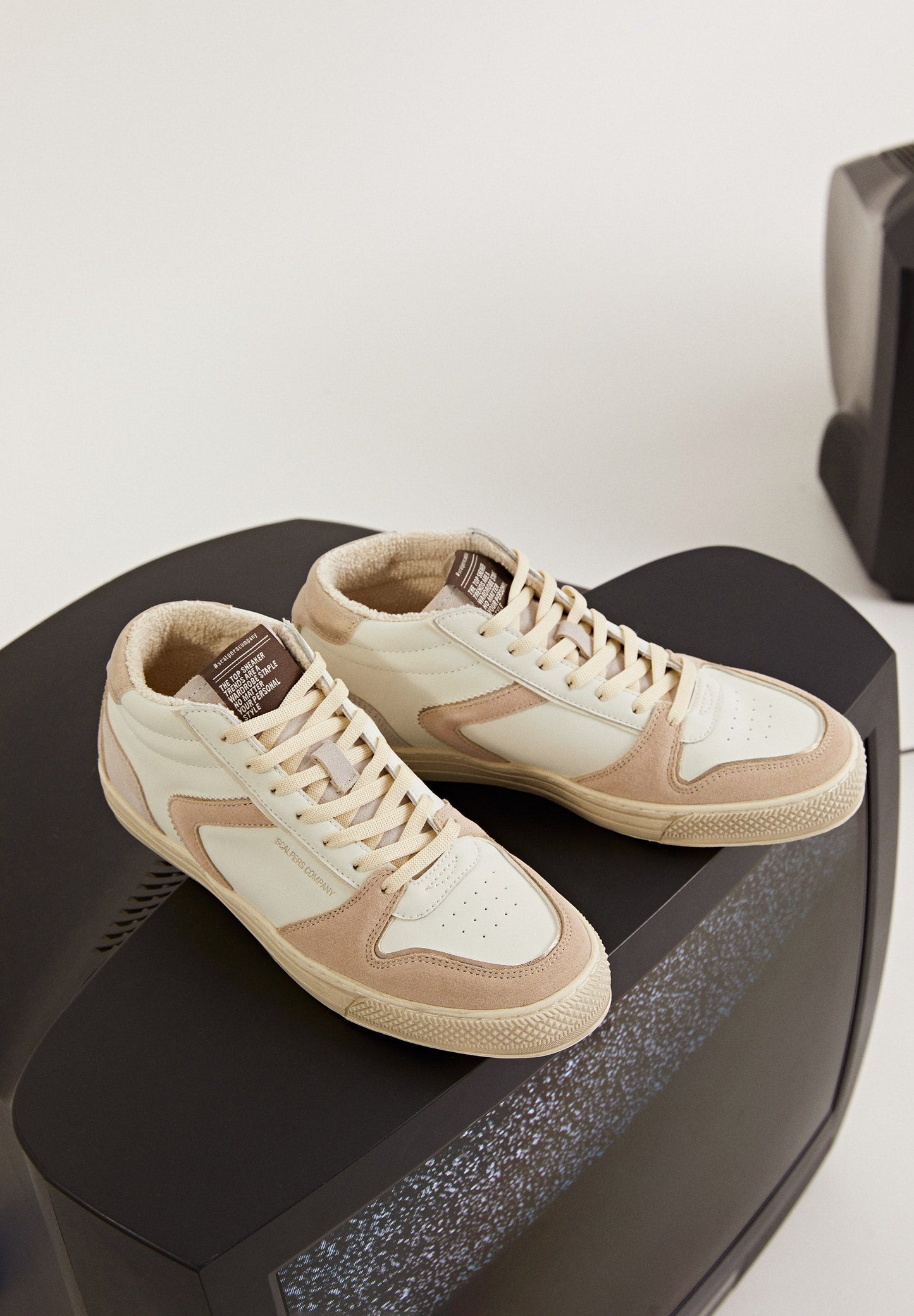 SNEAKERS ALTAS DETALLES SERRAJE